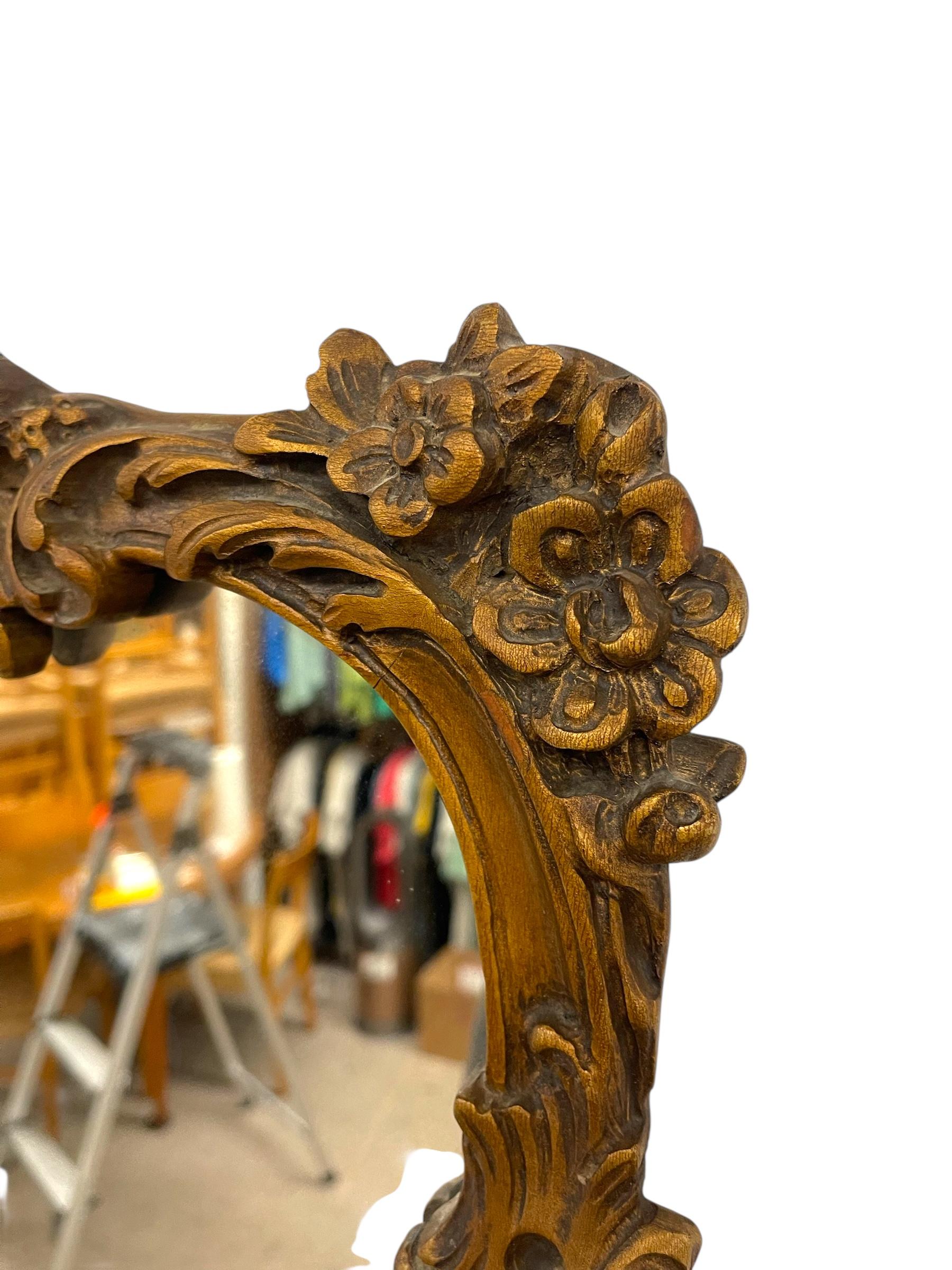 Miroir mural en bois doré de style Louis XV avec écusson en coquillage et détails floraux. en vente 3