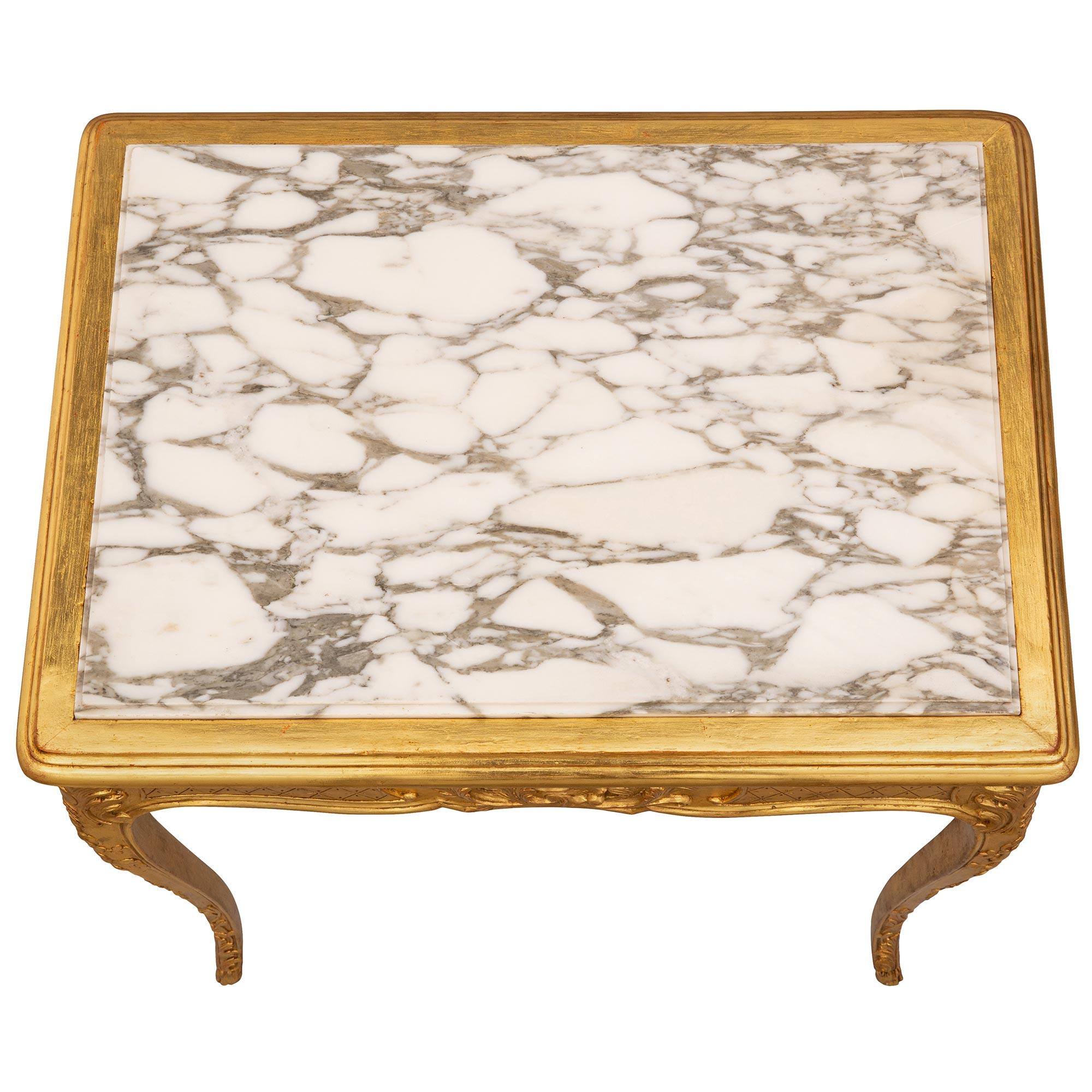 Ein schöner und sehr eleganter französischer Beistelltisch aus Goldholz und Fleur de Pêcher-Marmor aus dem 19. Der Tisch steht auf schönen, schlanken, spitz zulaufenden Cabriole-Beinen mit feinen Huffüßen und reizvollen geschnitzten Blatt- und