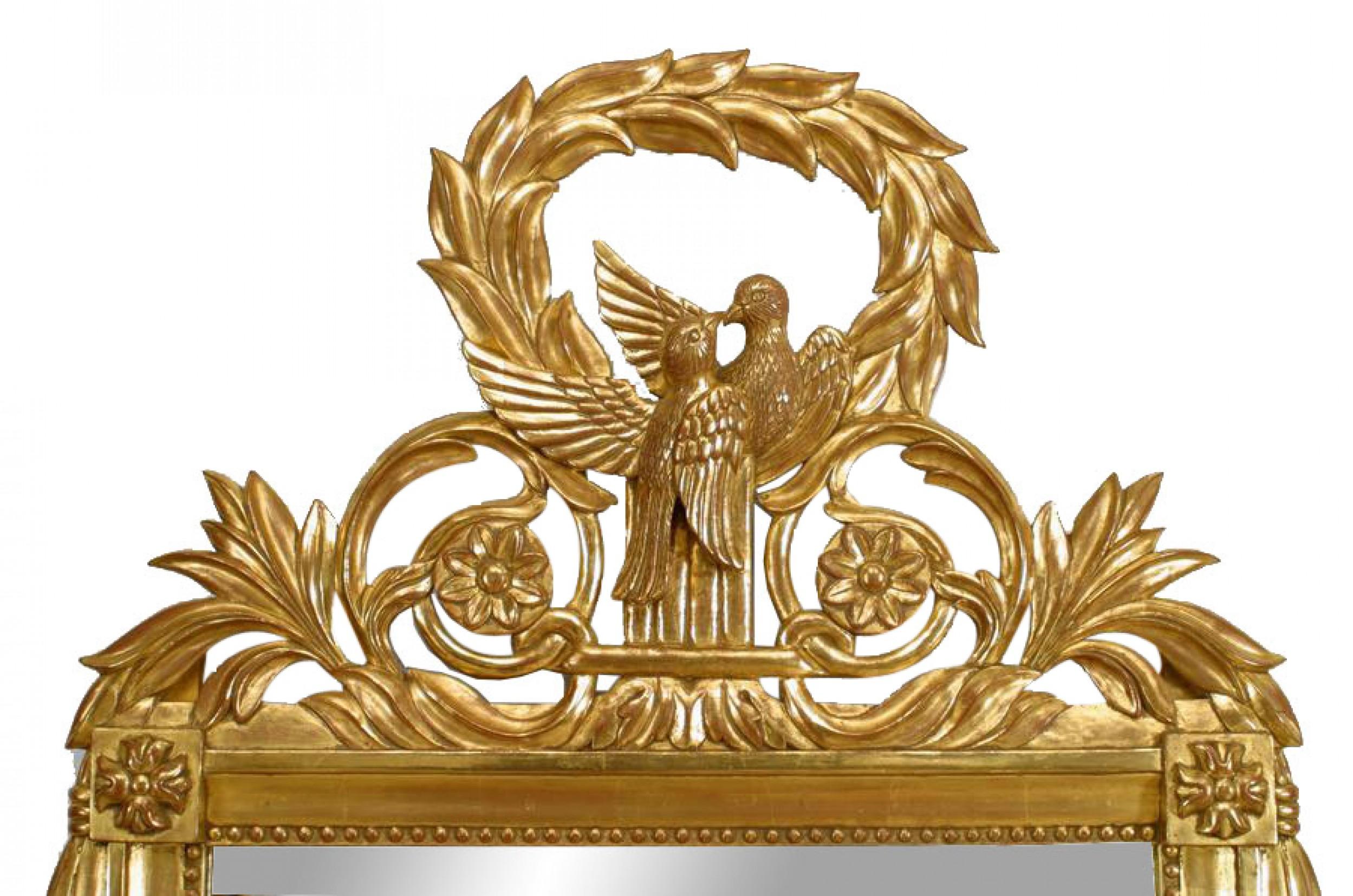 Specchio da parete in legno dorato intagliato in stile Luigi XV con due uccelli che si baciano intagliati e frontone a ghirlanda.