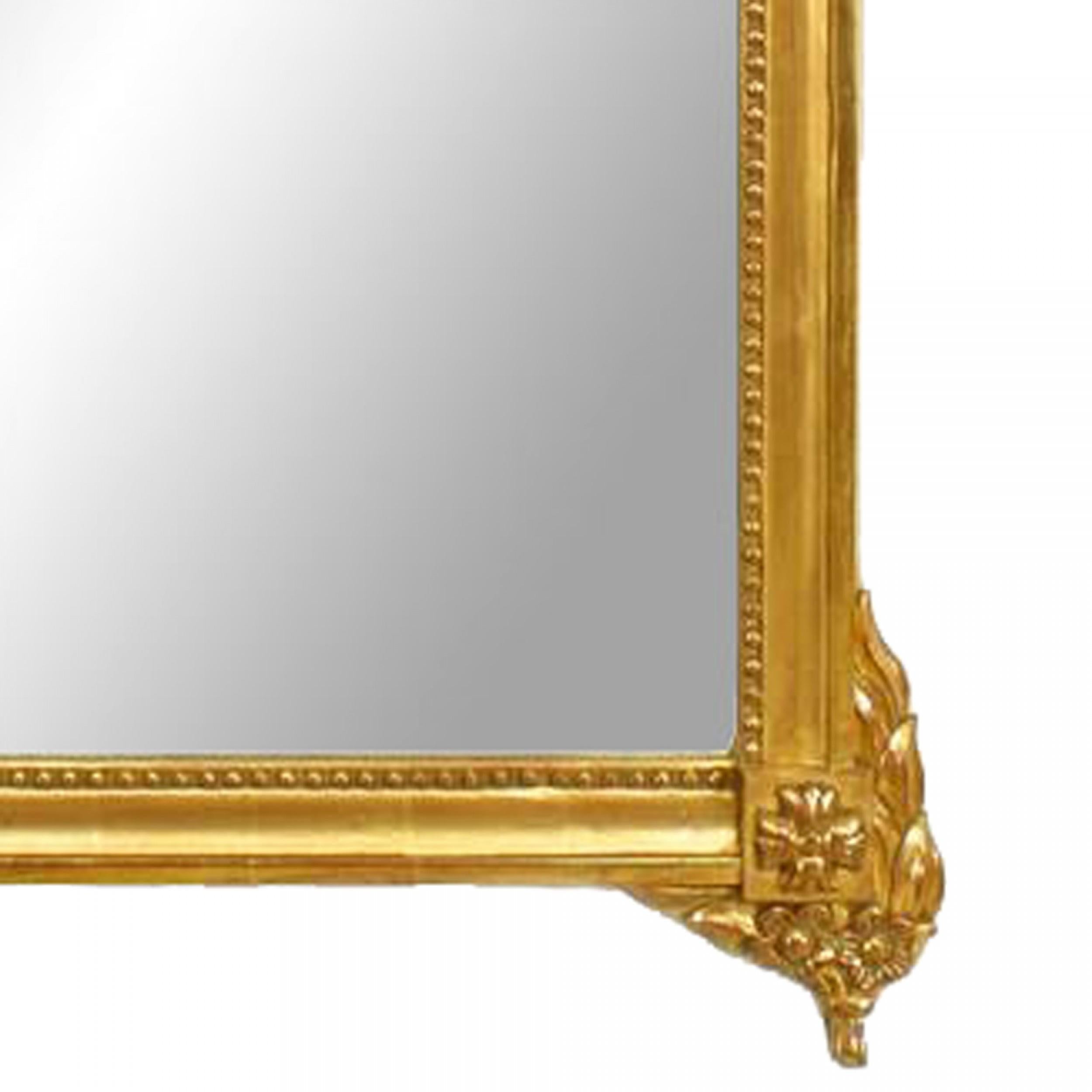 Francese Specchio da parete con decoro a uccello in legno dorato in stile Luigi XV in vendita