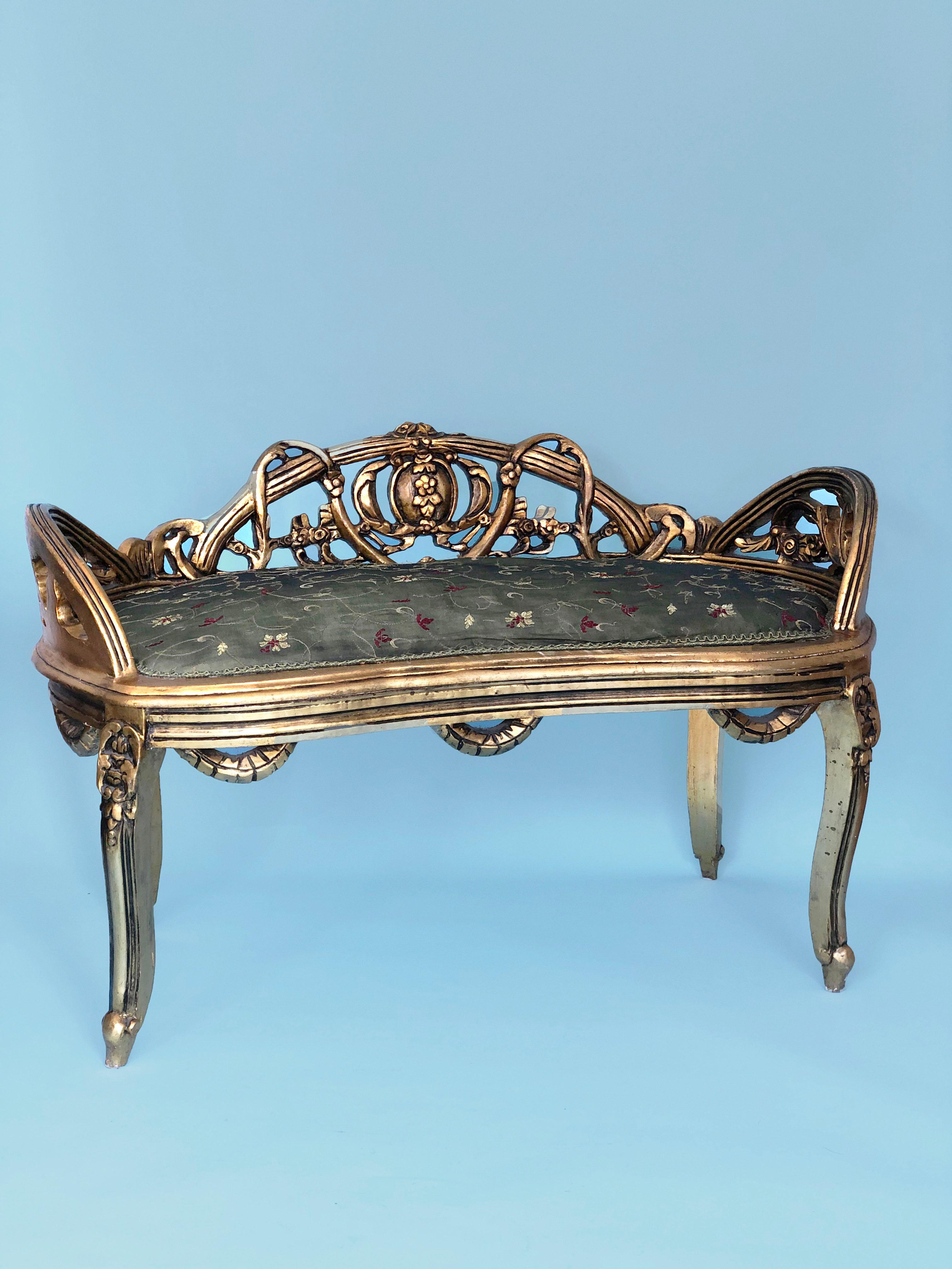 A very detailed gilded wooden bench in Louis XV style. This bench has the appearance of the grandeur of yesteryear.
The green fabric is in good condition. Embroidered flowers in yellow and red are placed on this. Very soft to sit on.

Object: