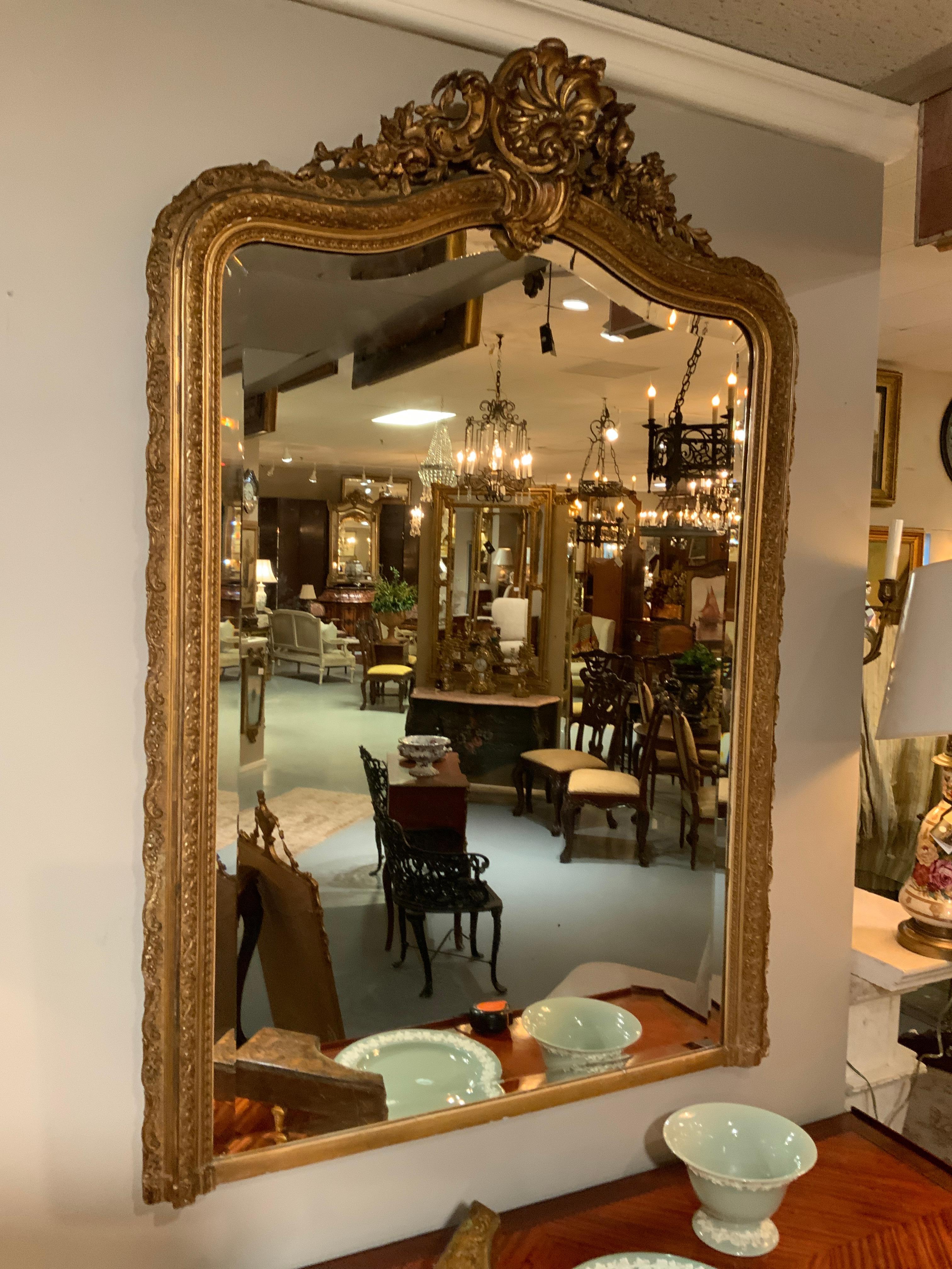 Specchio francese in legno dorato in stile Luigi XV, smussato in vendita 5