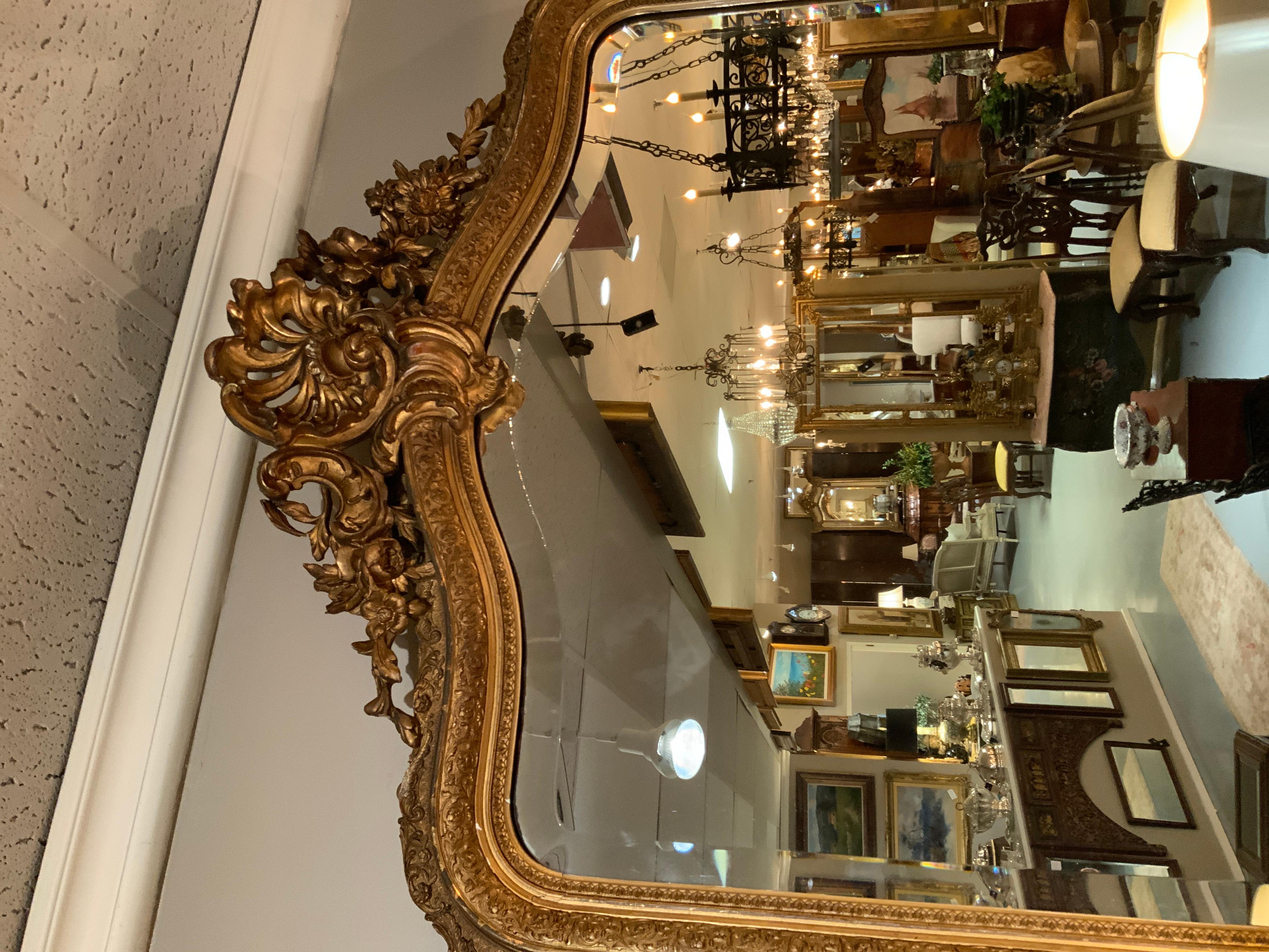 Specchio francese in legno dorato in stile Luigi XV, smussato in vendita 3