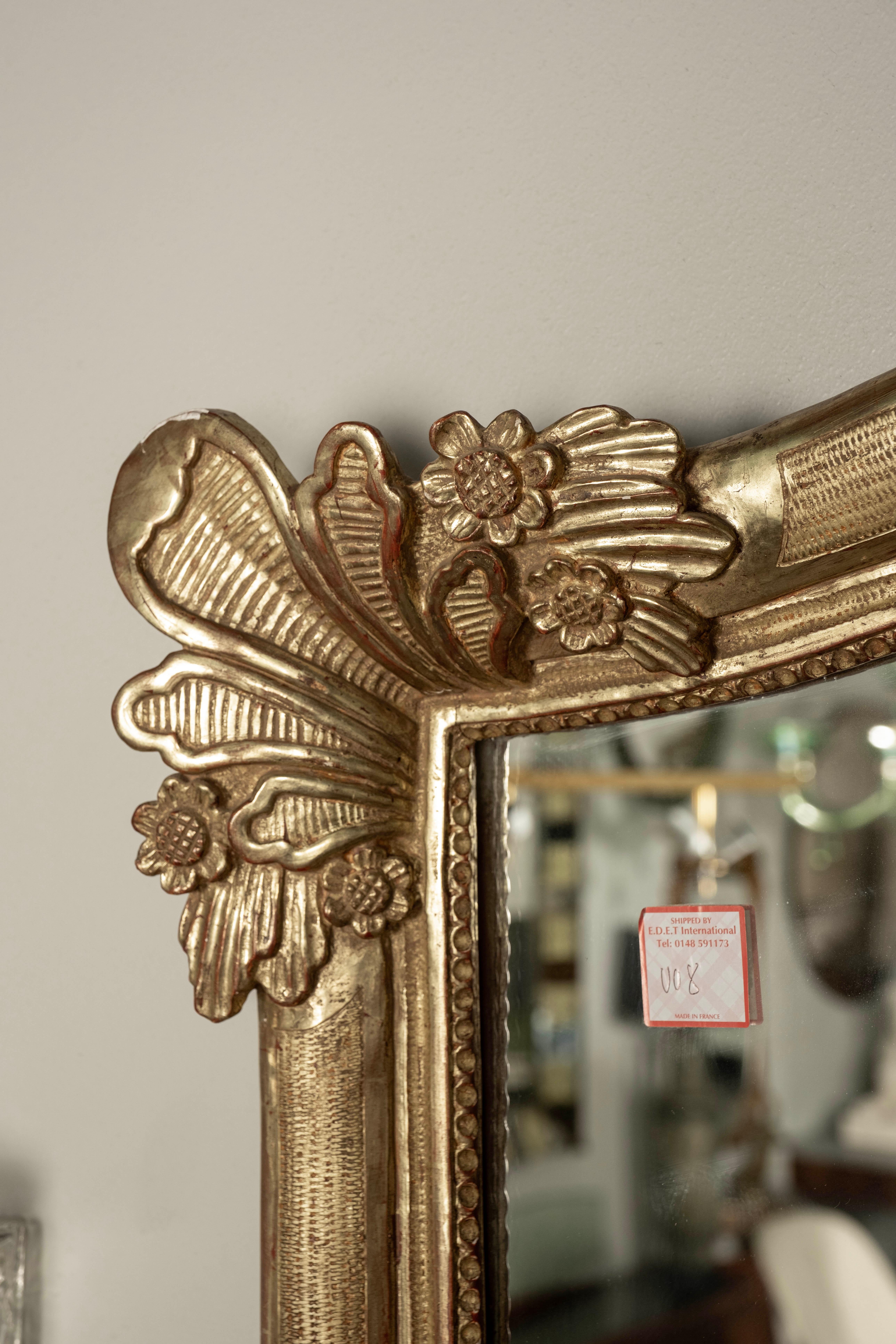 Miroir français de style Louis XV en bois doré avec cartouche Bon état - En vente à Houston, TX