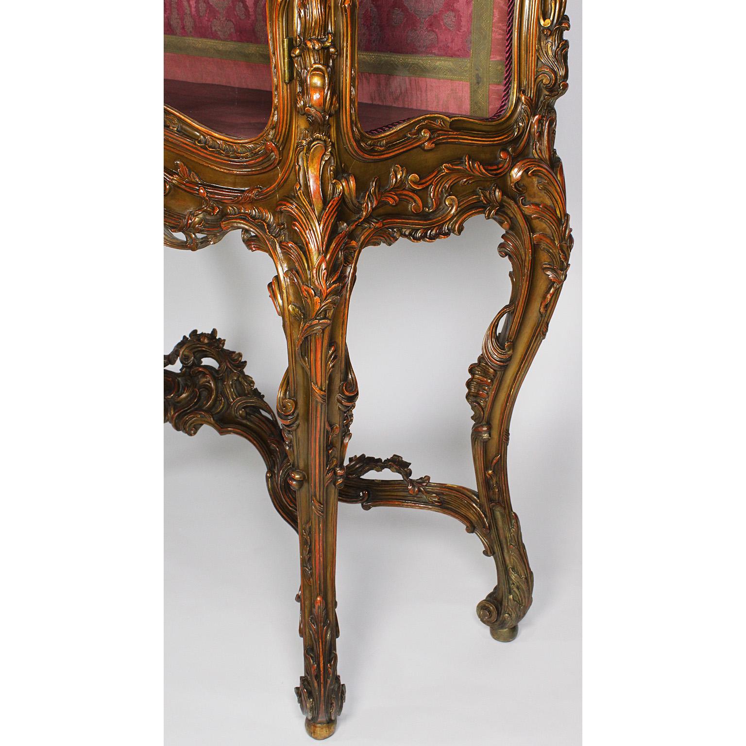 Vitrine d'exposition à deux portes de style Louis XV en bois doré orné de sculptures en vente 5