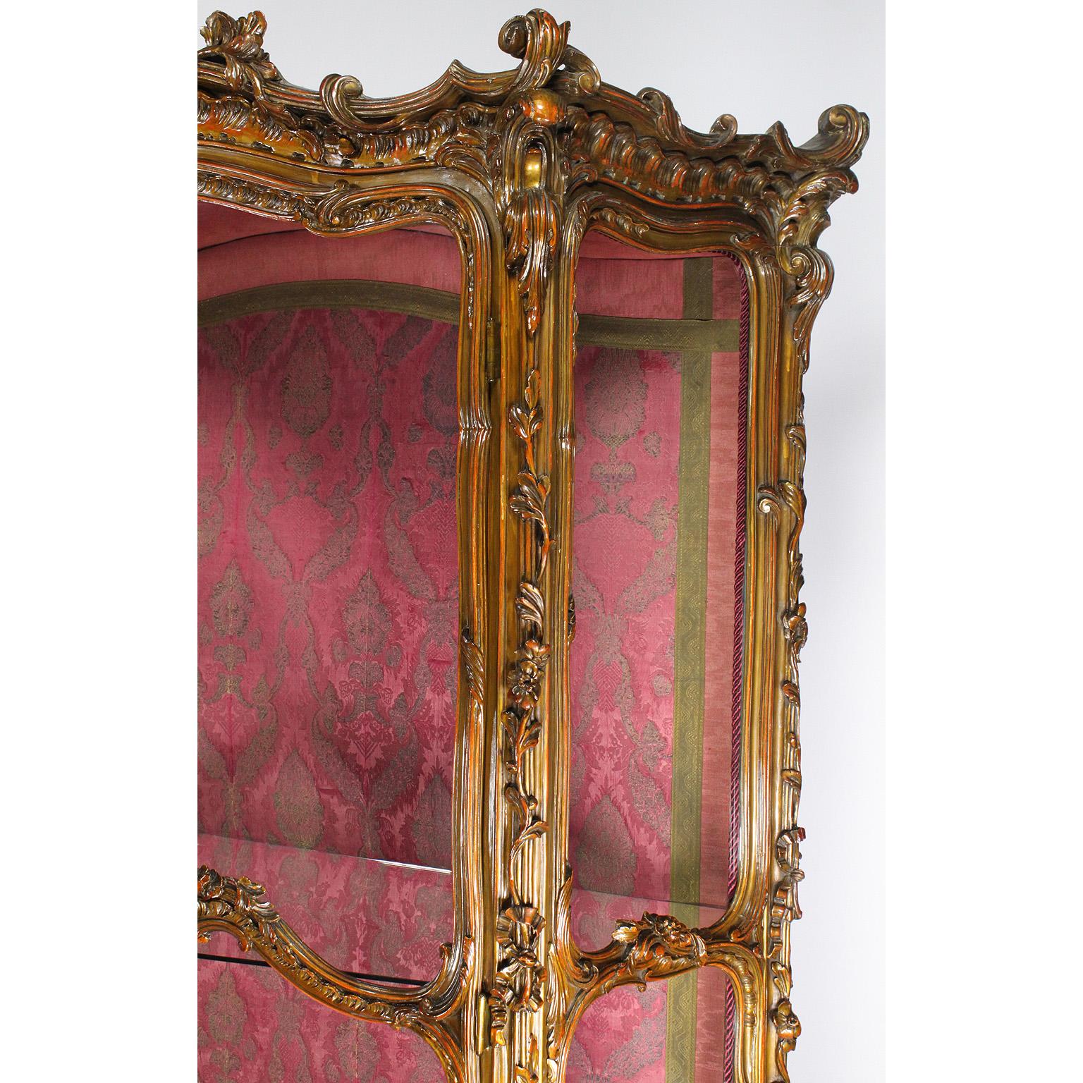 Vitrine d'exposition à deux portes de style Louis XV en bois doré orné de sculptures en vente 6