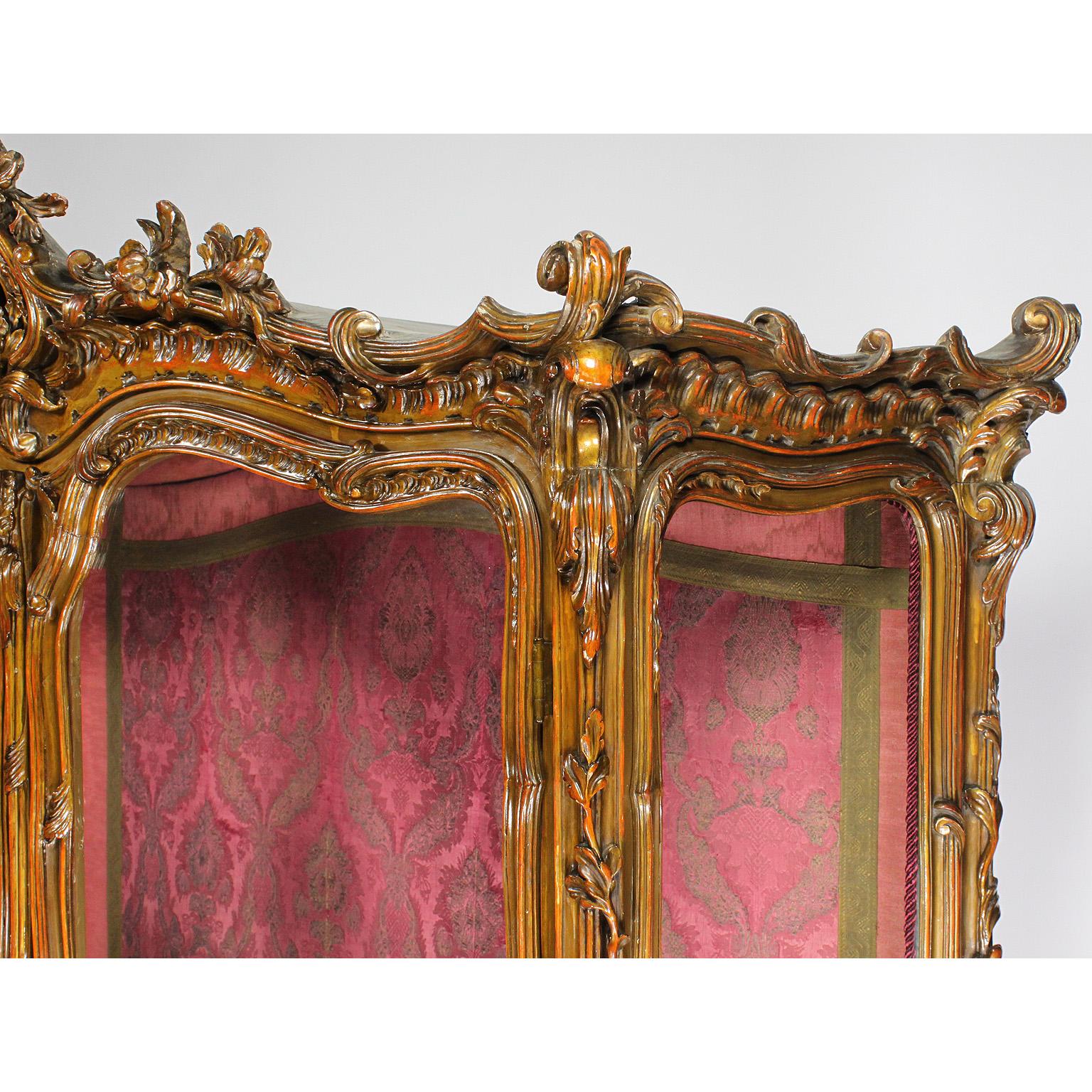 Vitrine d'exposition à deux portes de style Louis XV en bois doré orné de sculptures en vente 7