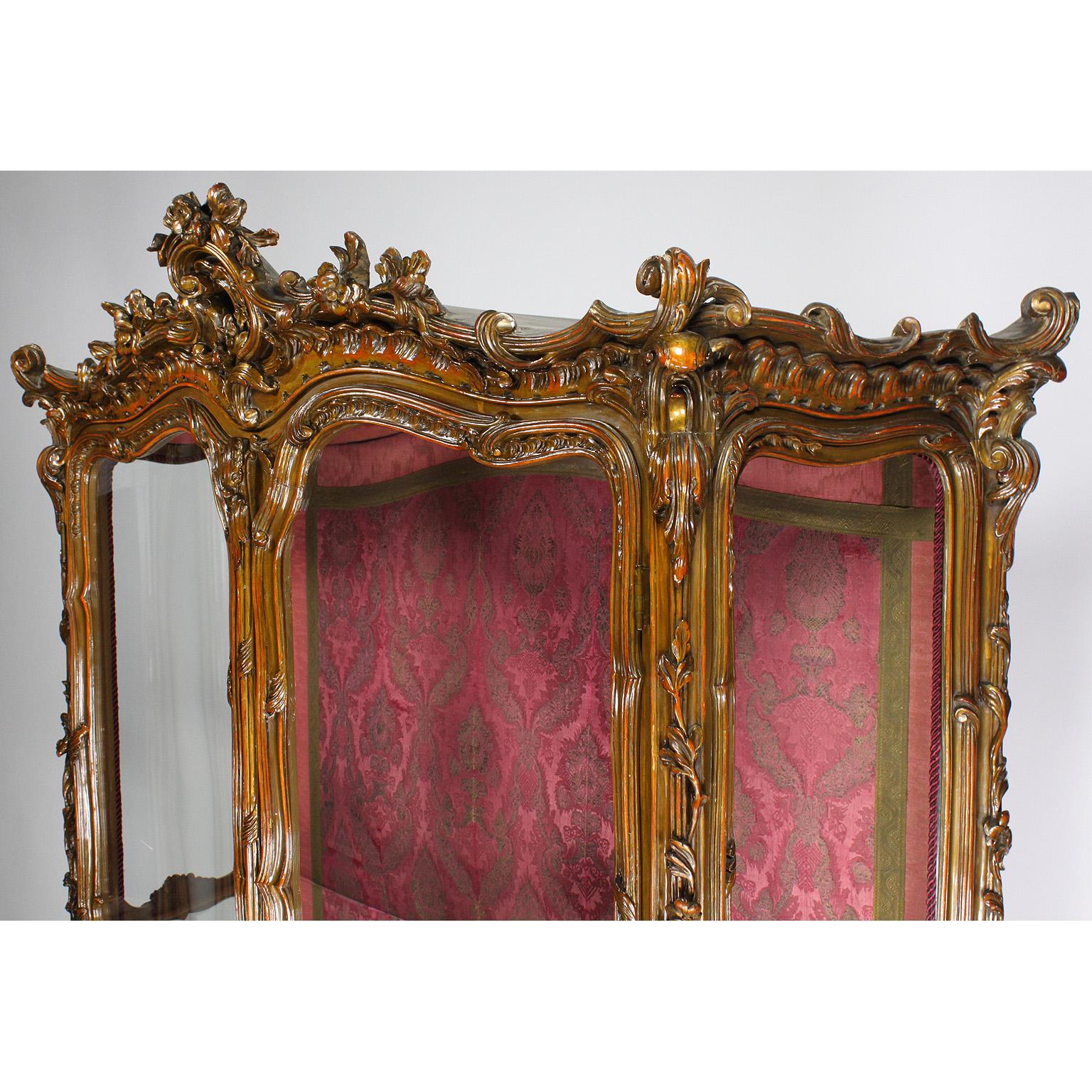 Vitrine d'exposition à deux portes de style Louis XV en bois doré orné de sculptures en vente 8