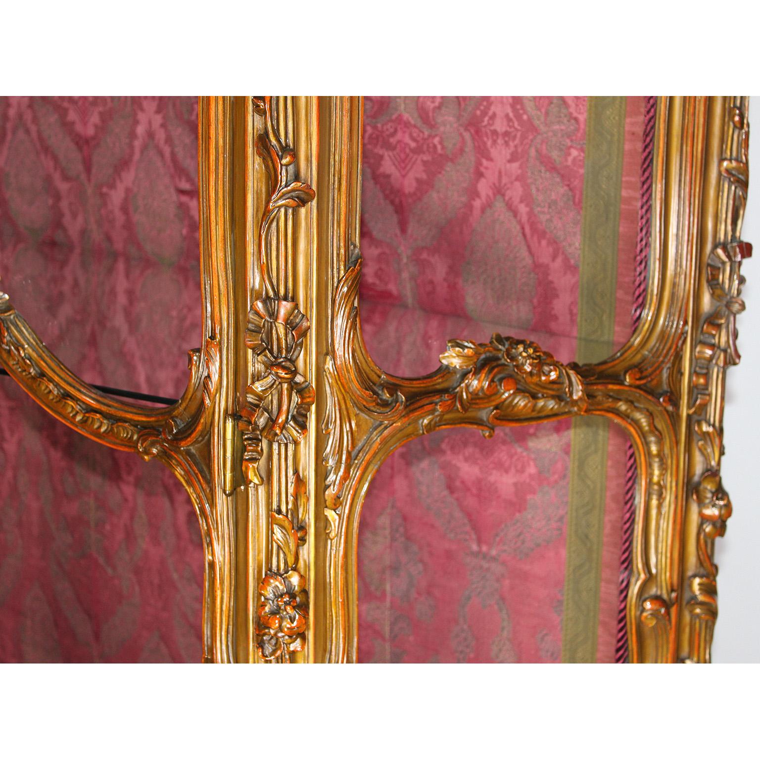 Vitrine d'exposition à deux portes de style Louis XV en bois doré orné de sculptures en vente 10