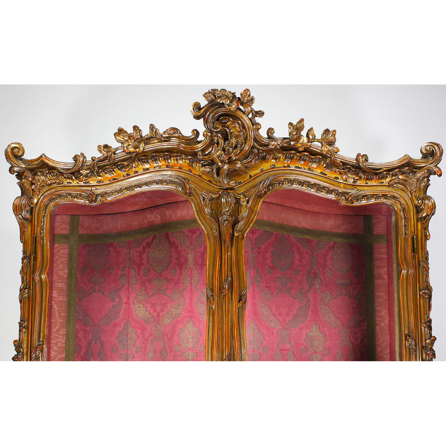 Français Vitrine d'exposition à deux portes de style Louis XV en bois doré orné de sculptures en vente