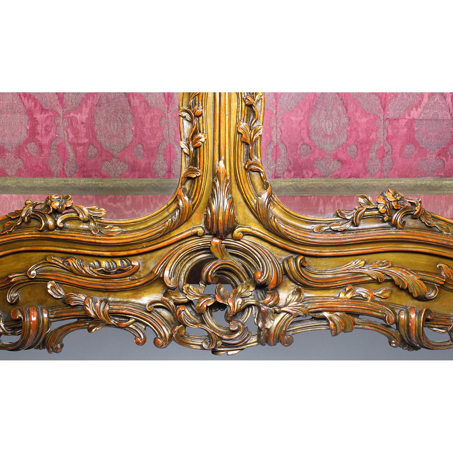 Vitrine d'exposition à deux portes de style Louis XV en bois doré orné de sculptures Bon état - En vente à Los Angeles, CA
