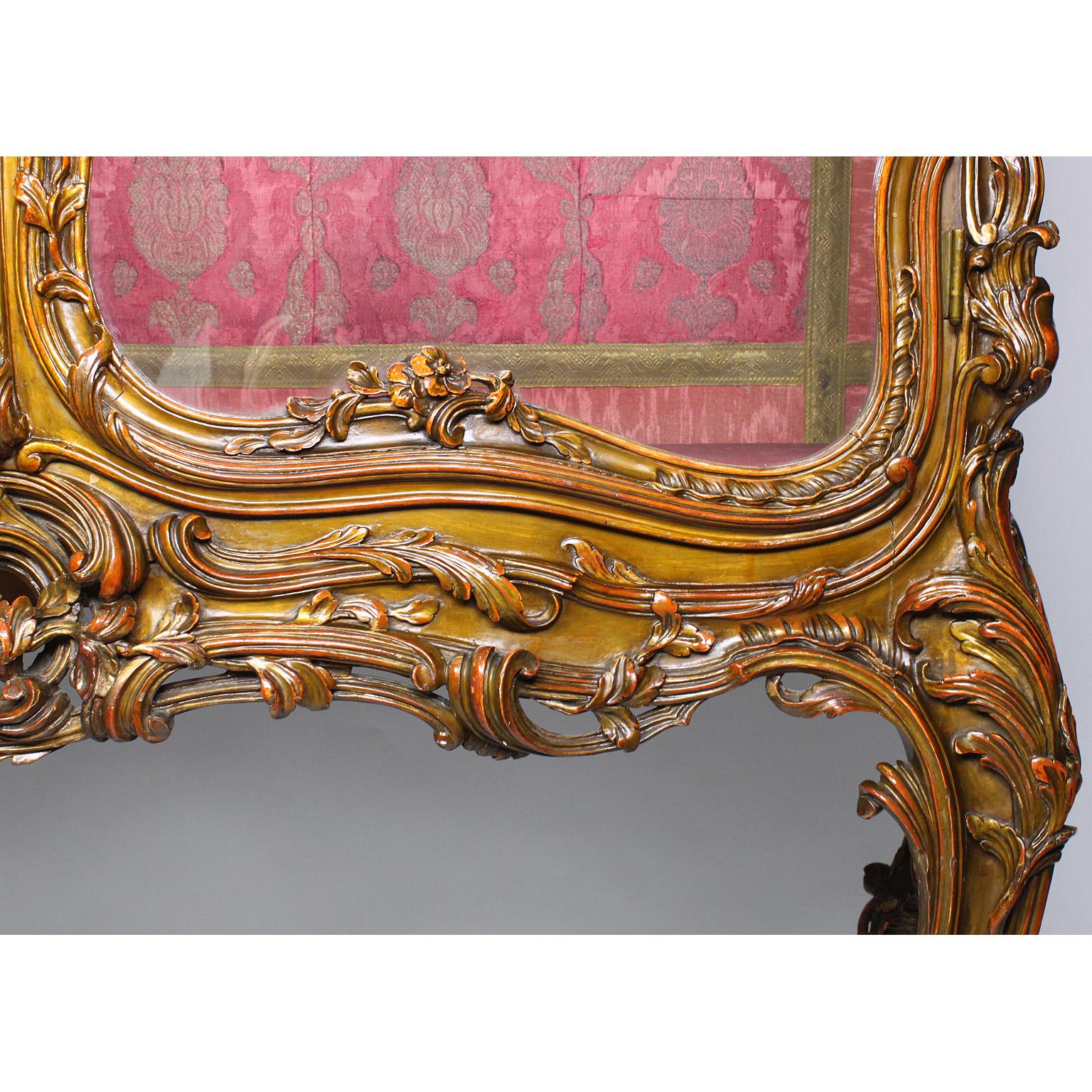 Vitrina francesa de madera dorada estilo Luis XV con dos puertas ornamentalmente talladas Vidrio en venta