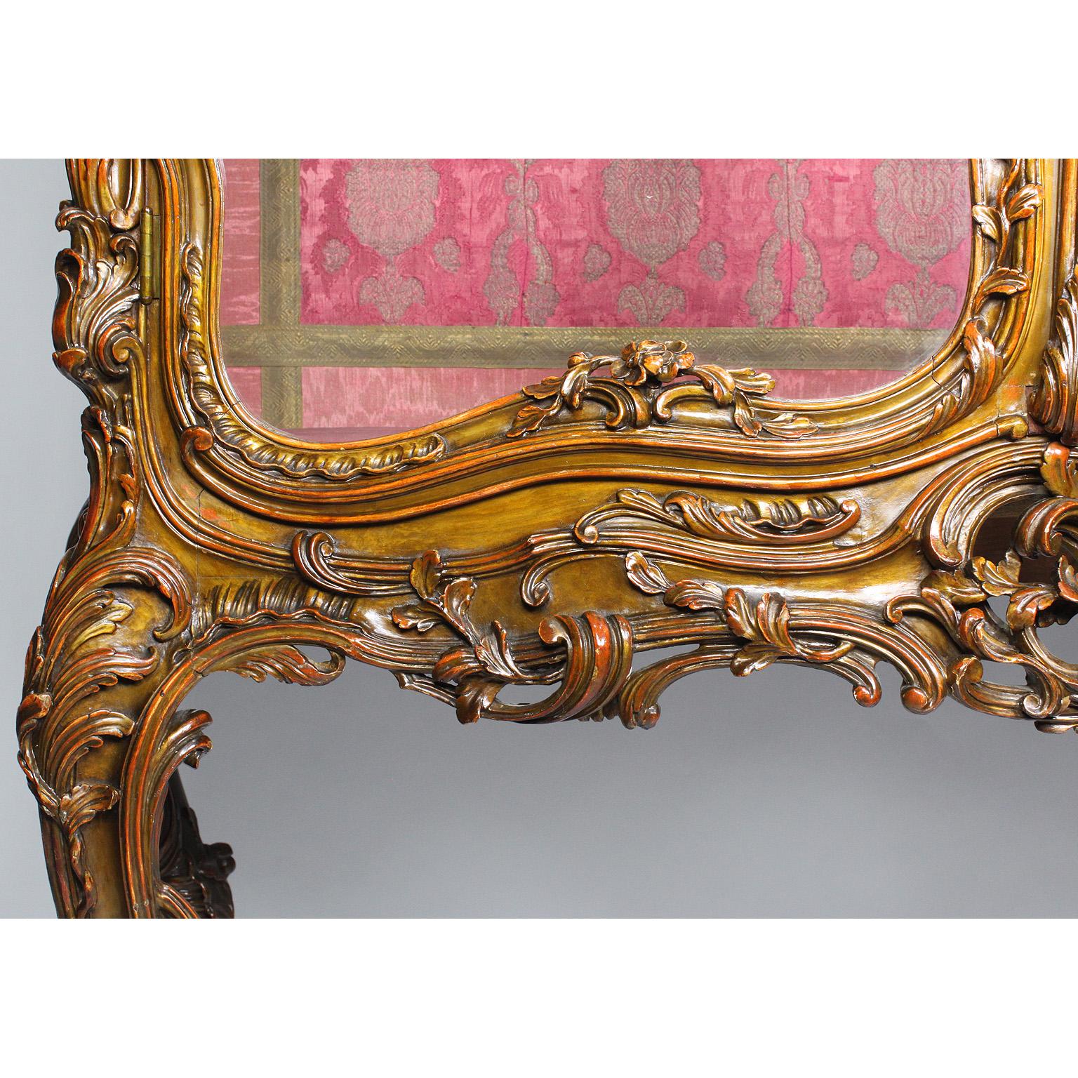 Verre Vitrine d'exposition à deux portes de style Louis XV en bois doré orné de sculptures en vente