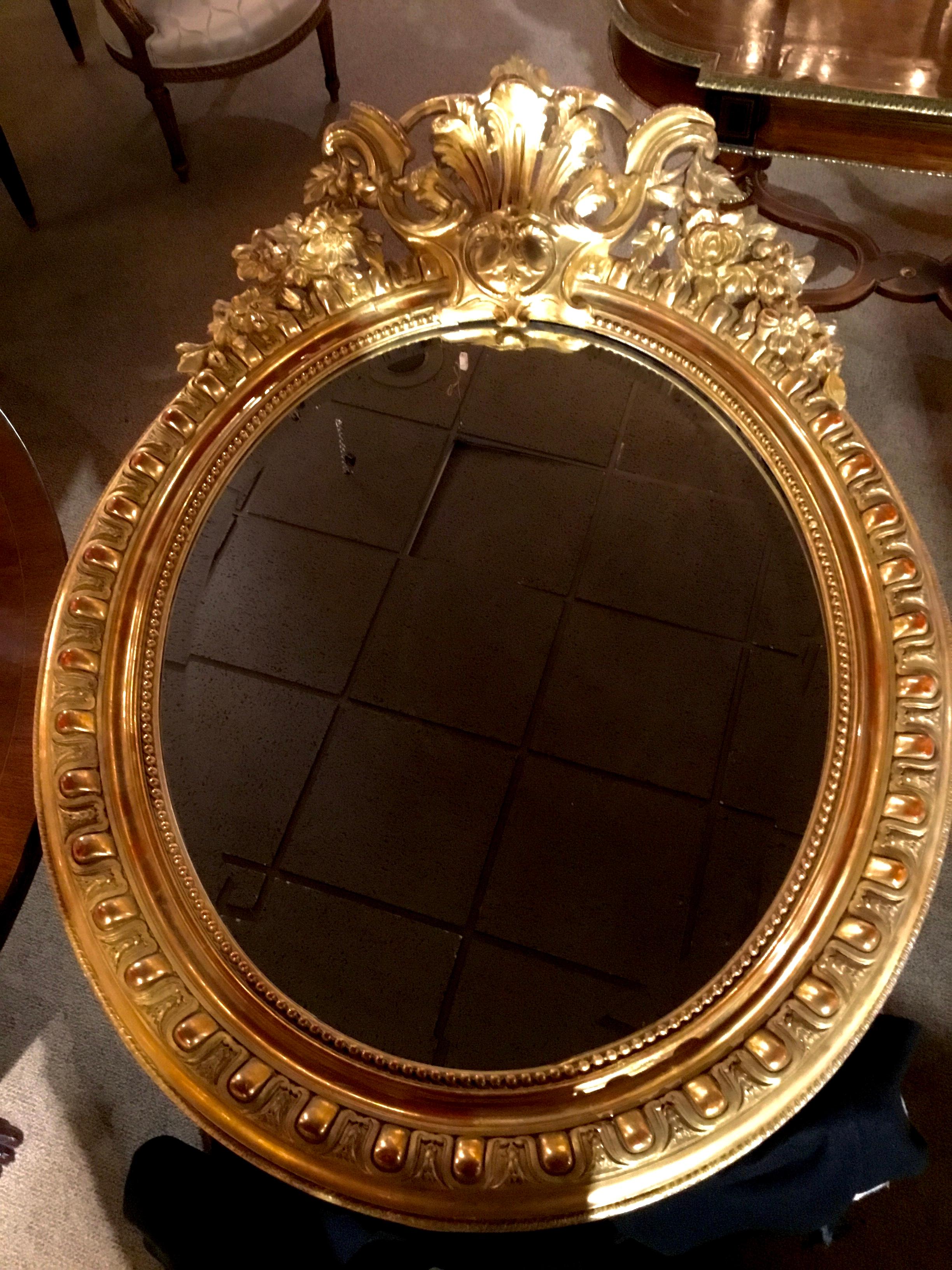 Francese Specchio ovale smussato in legno dorato in stile Luigi XV, XIX secolo in vendita