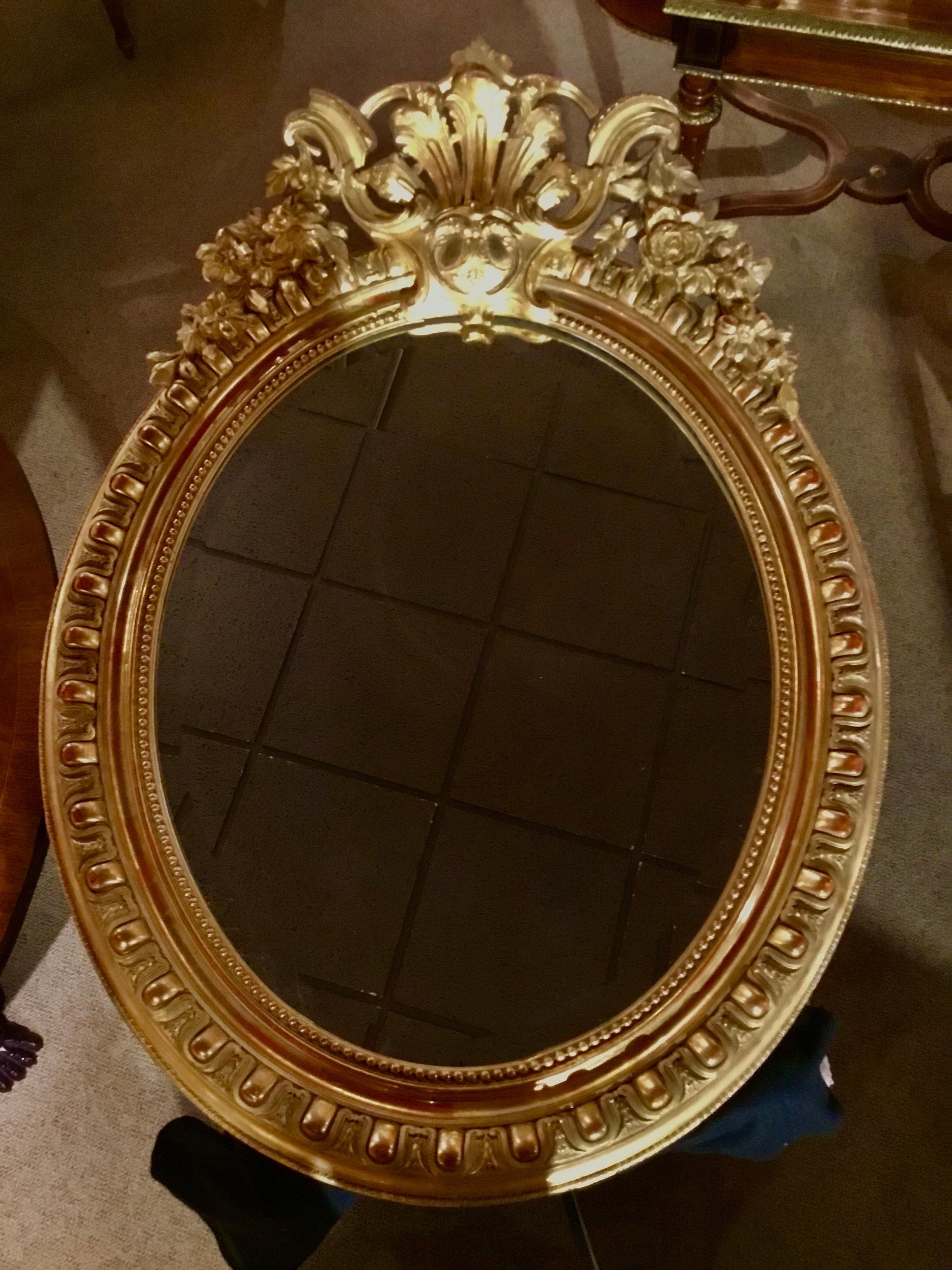 Français Miroir ovale biseauté de style Louis XV en bois doré, 19ème siècle en vente