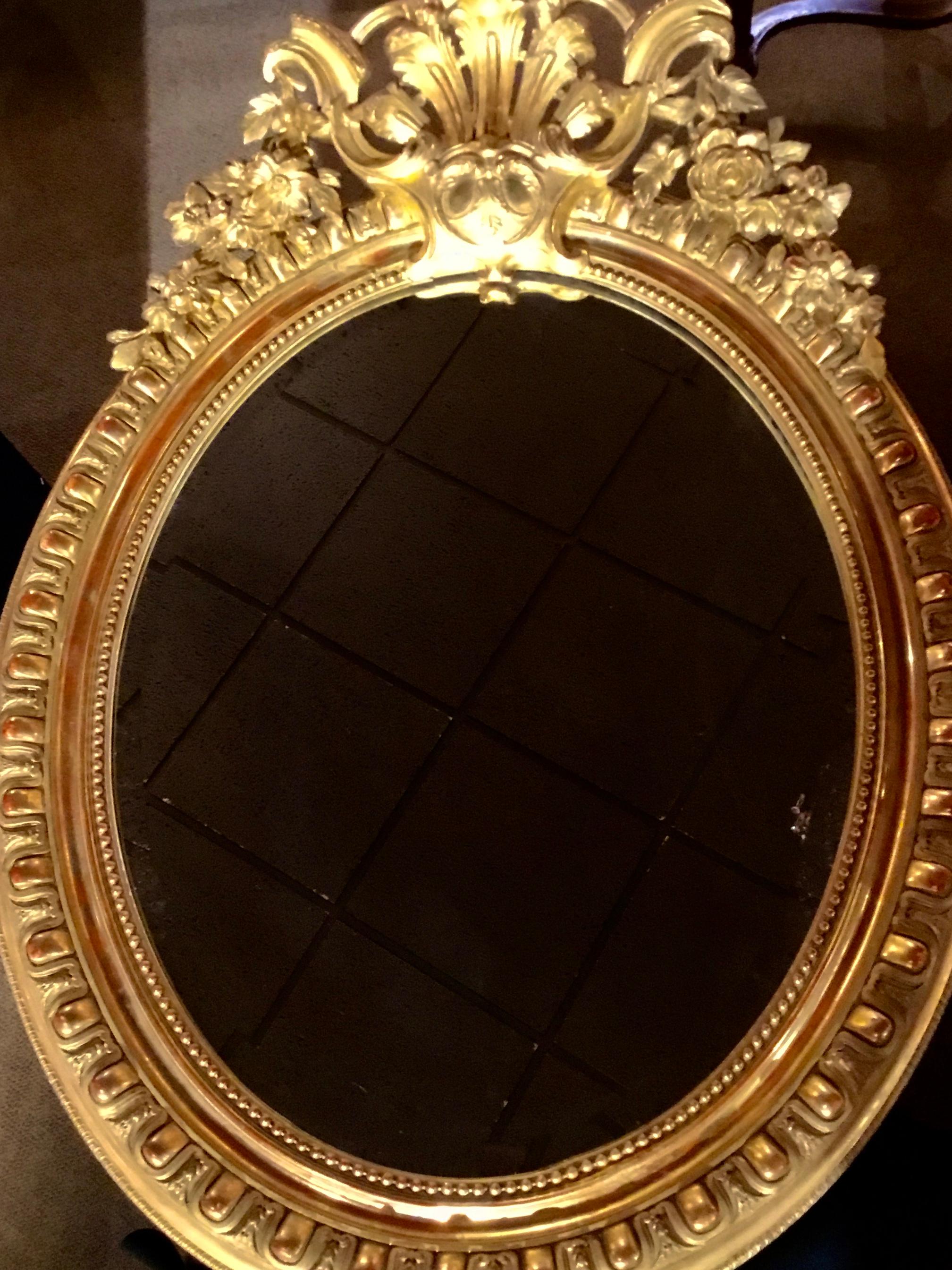 Bois doré Miroir ovale biseauté de style Louis XV en bois doré, 19ème siècle en vente