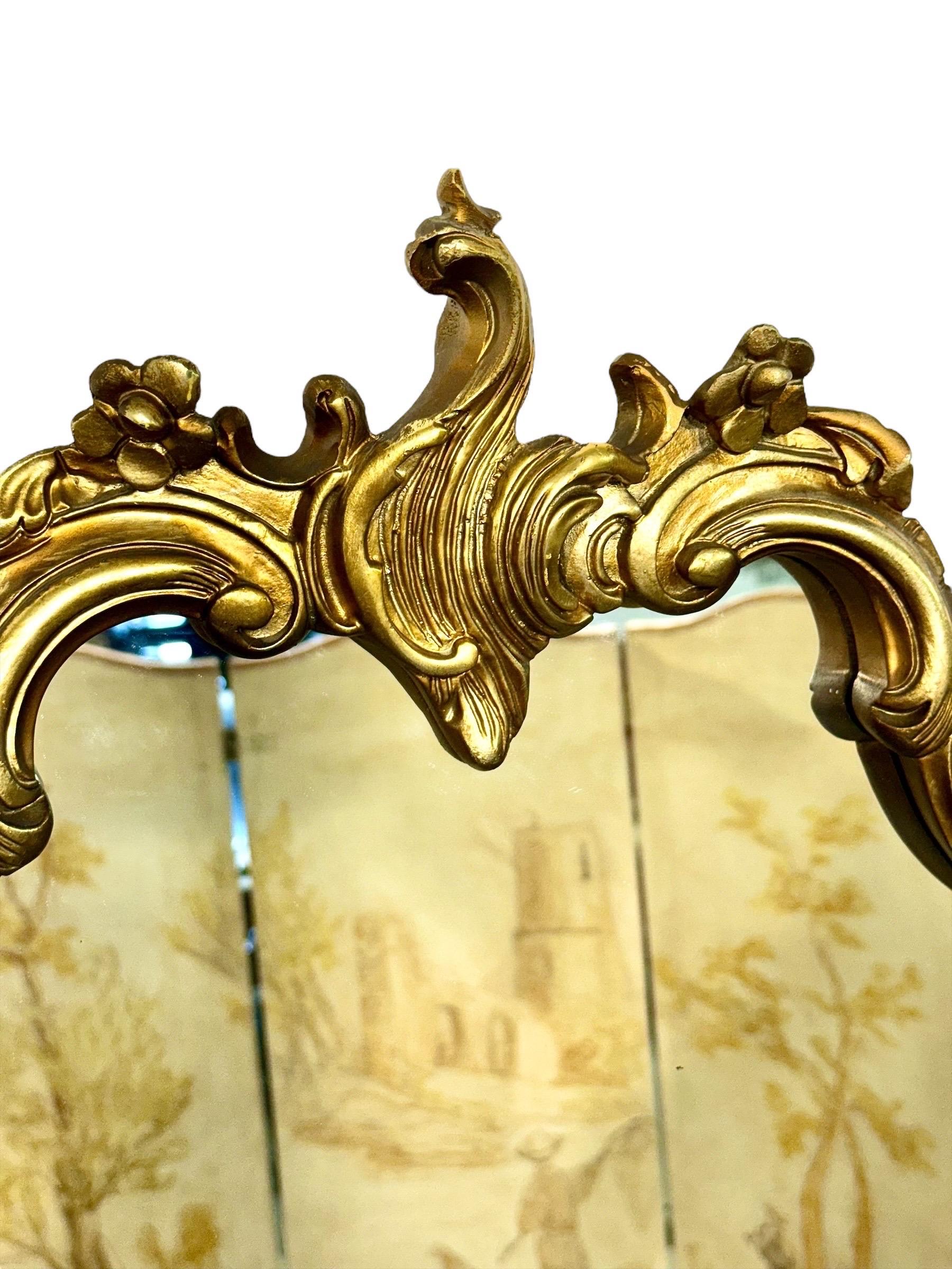 Doré Miroir mural Rococo en bois doré de style Louis XV, 20e siècle en vente