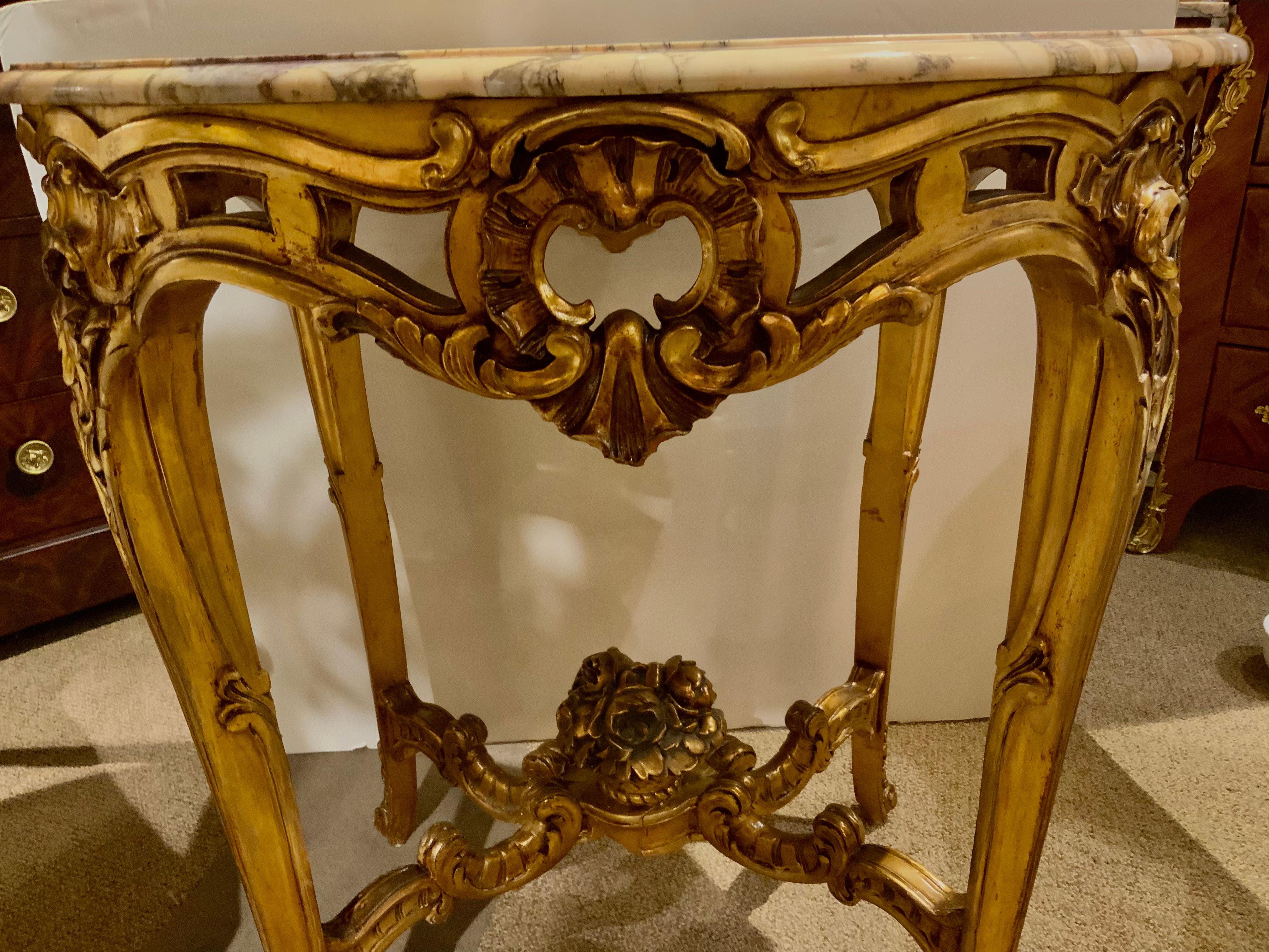 Französischer Beistelltisch/Mitteltisch aus vergoldetem Holz im Louis-XV-Stil mit Marmorplatte im Zustand „Hervorragend“ im Angebot in Houston, TX