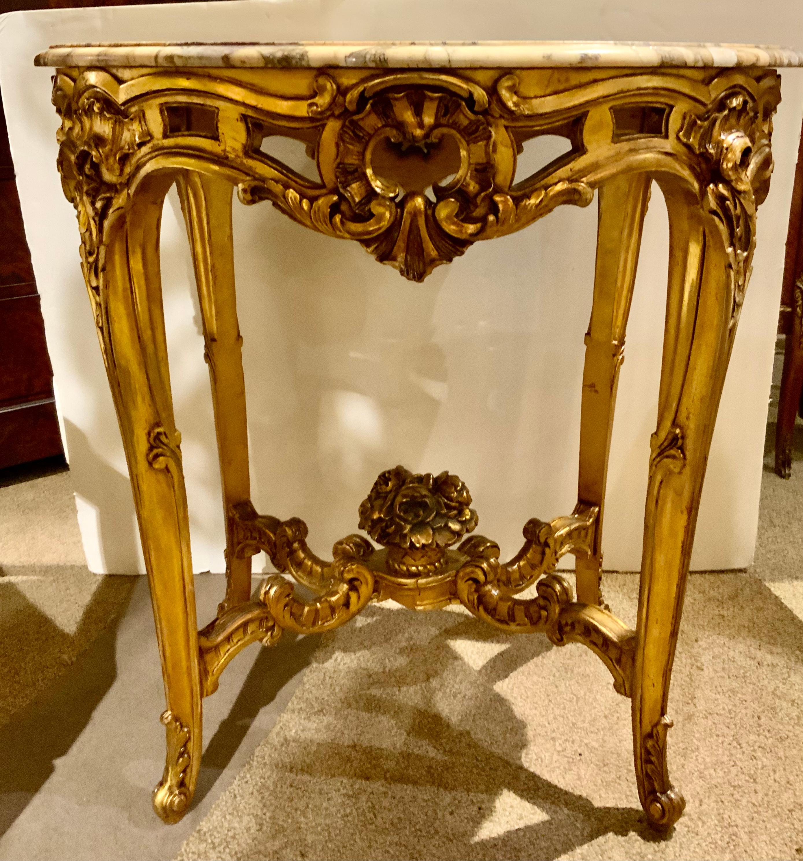 Französischer Beistelltisch/Mitteltisch aus vergoldetem Holz im Louis-XV-Stil mit Marmorplatte im Angebot 1