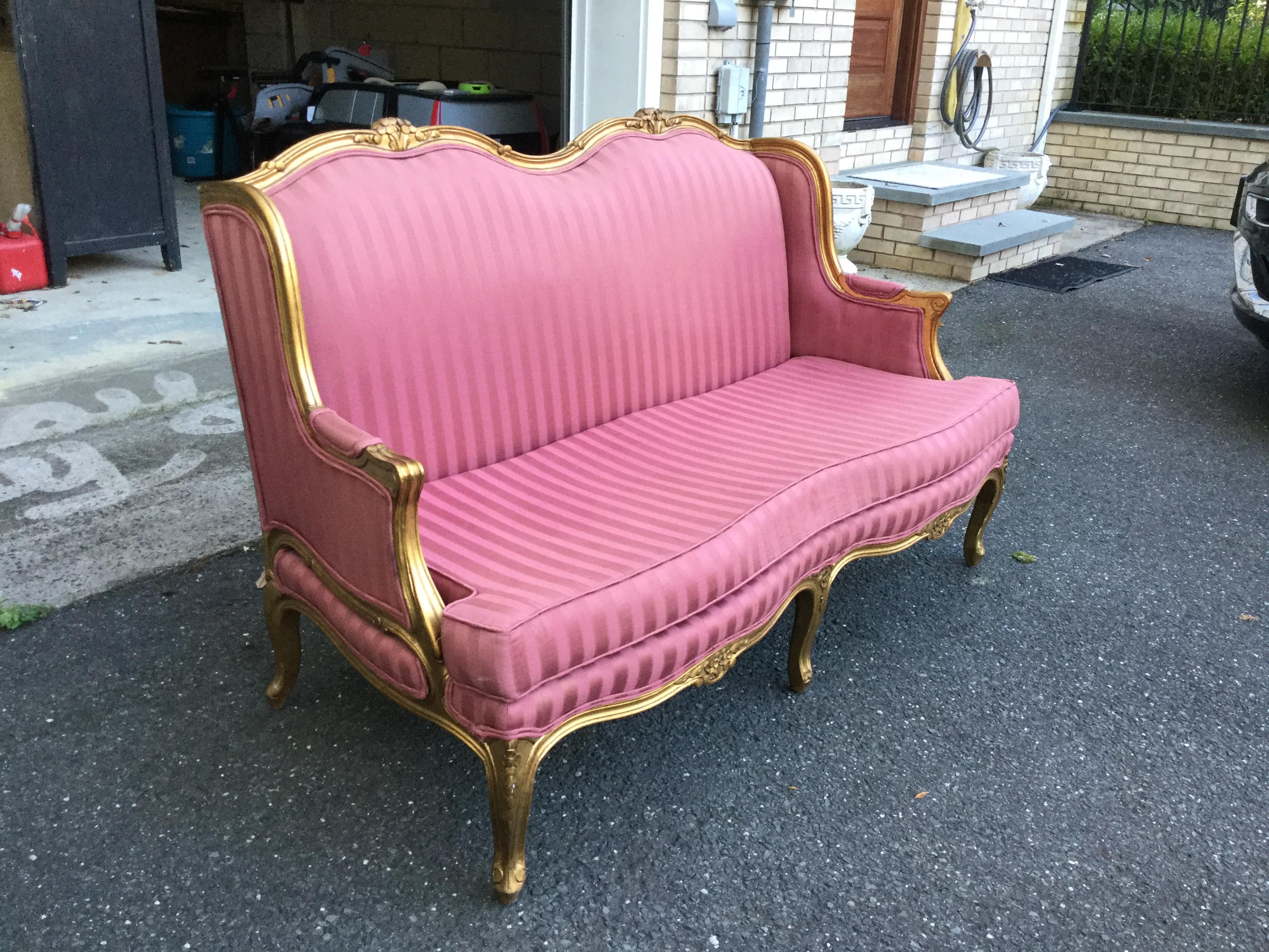 French Louis XV-Style Gold Frame Pink Settee In Good Condition For Sale In Livingston, NJ