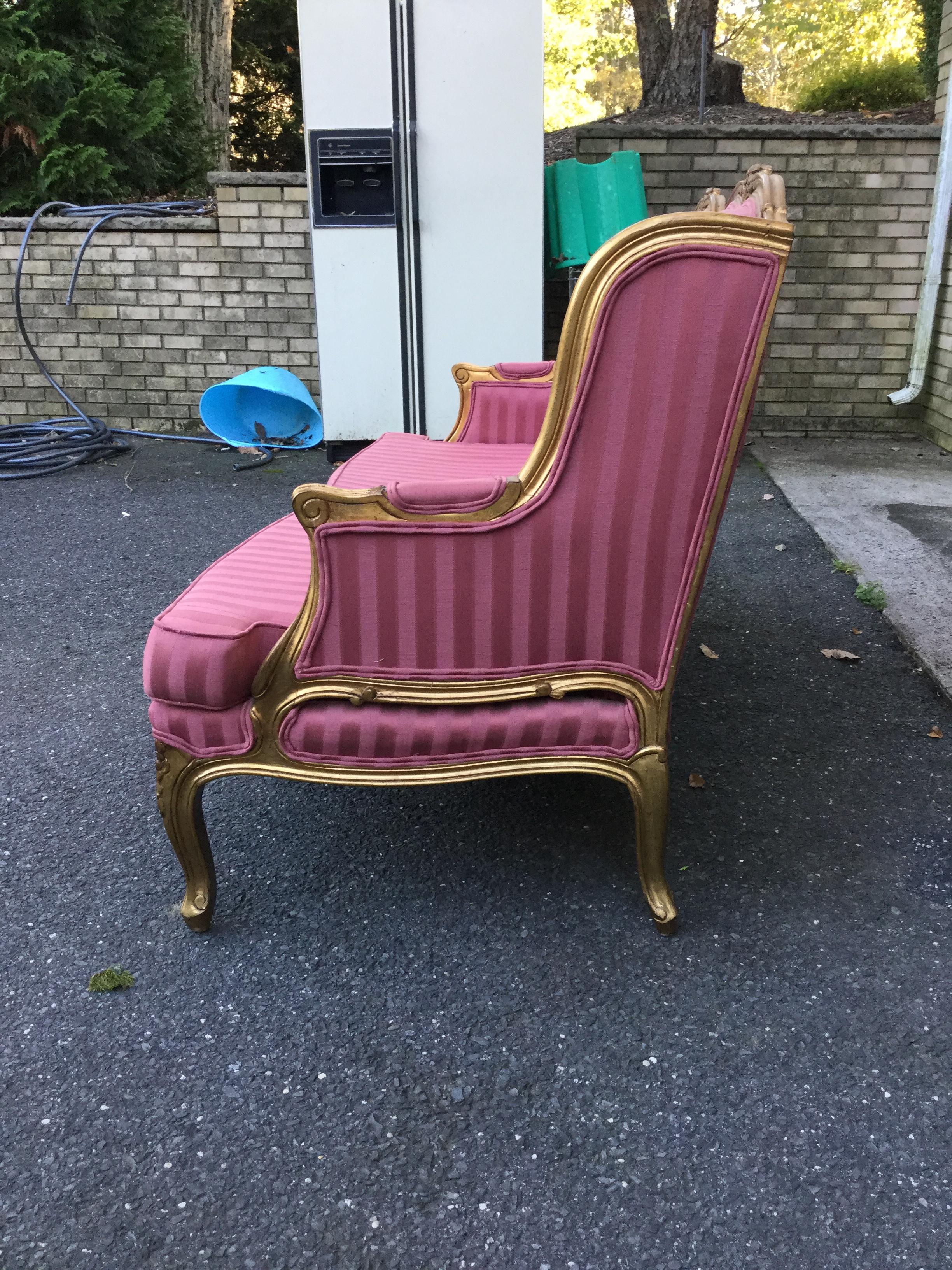 French Louis XV-Style Gold Frame Pink Settee For Sale 1