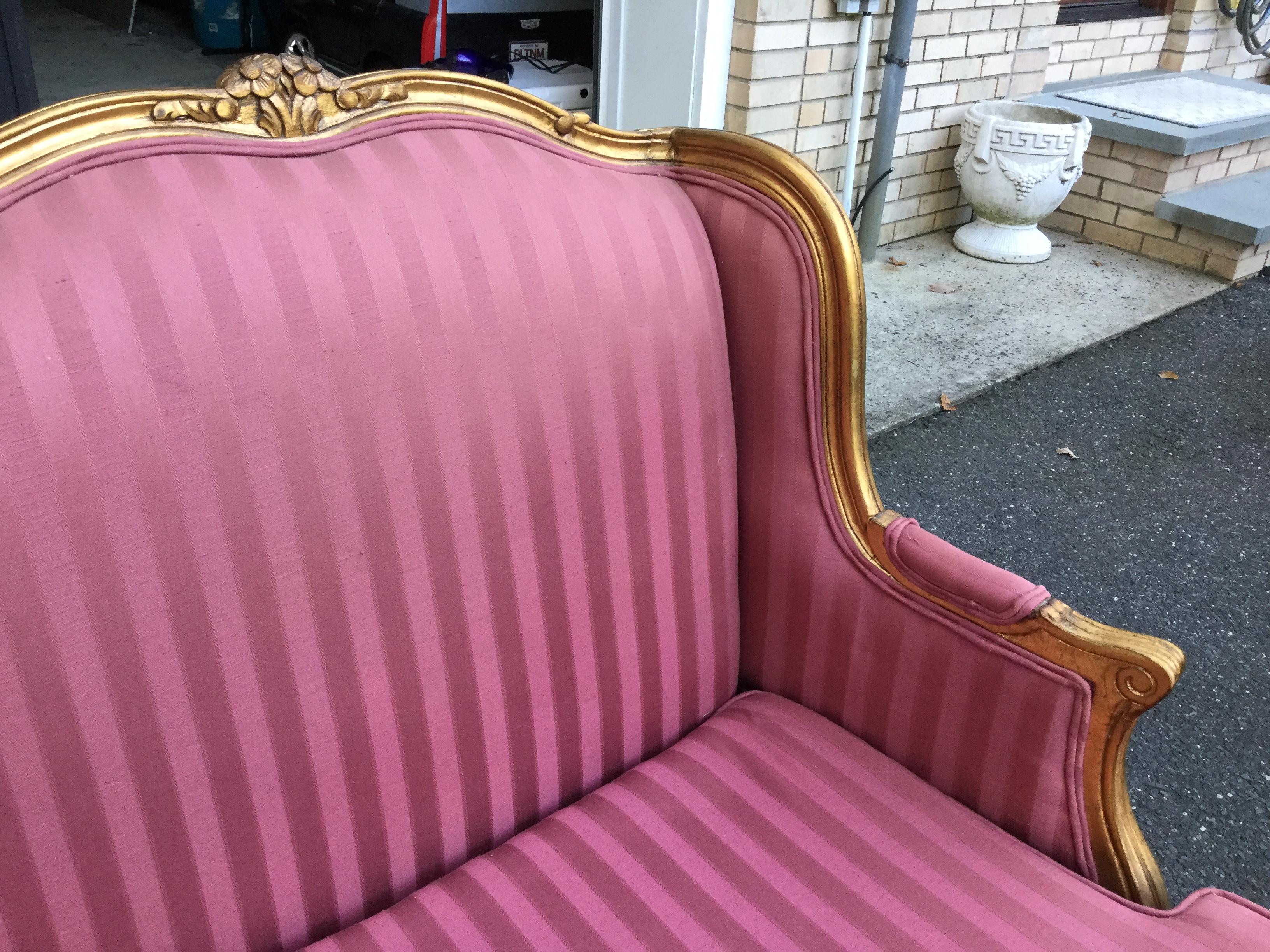 French Louis XV-Style Gold Frame Pink Settee For Sale 3