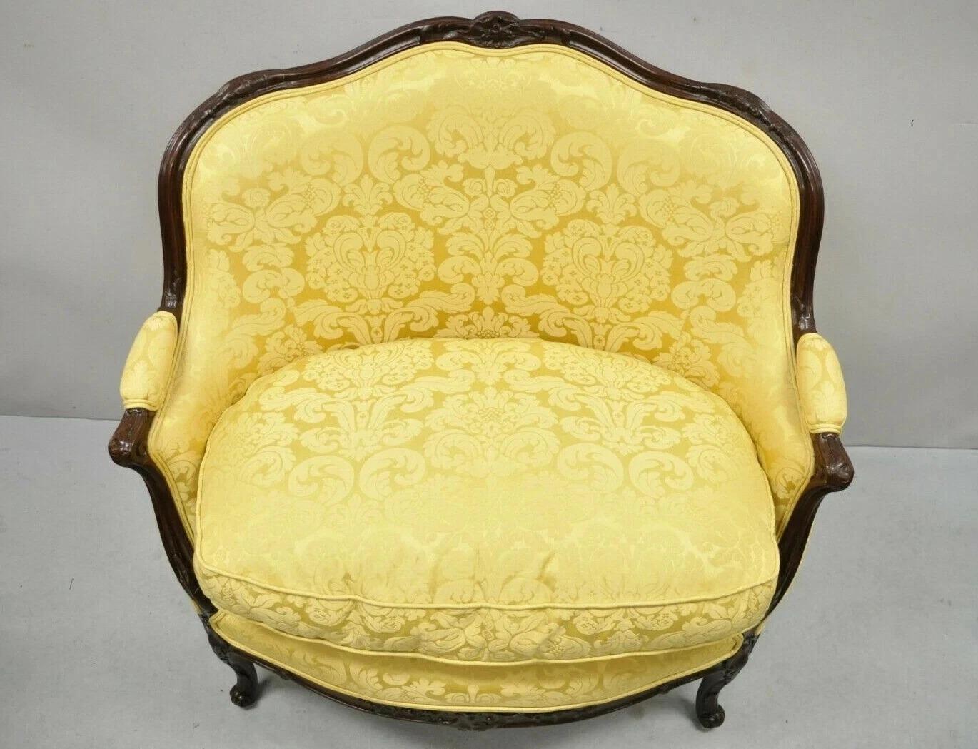 Envíanos un mensaje con tu código postal para solicitar un presupuesto de envío nacional más razonable.

Vintage Francés Louis XV Style Oro Tapizado Amplio Asiento Lounge Silla Settee Bergere. El artículo presenta un asiento ancho único, tela con