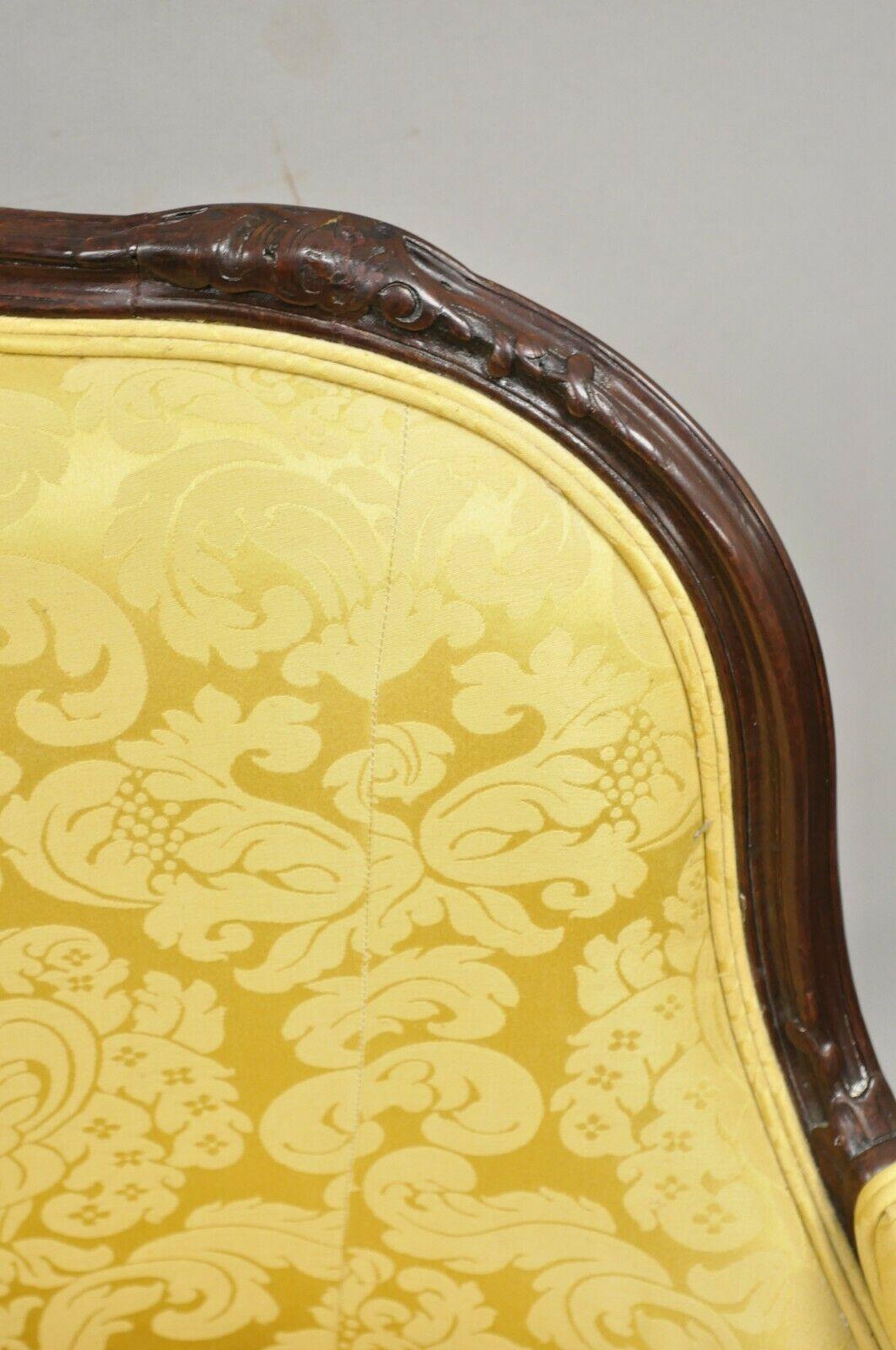 Französischer gepolsterter Loungesessel im Louis XV.-Stil im Louis XV.-Stil mit breitem Sitz, Gold, Bergere (20. Jahrhundert) im Angebot