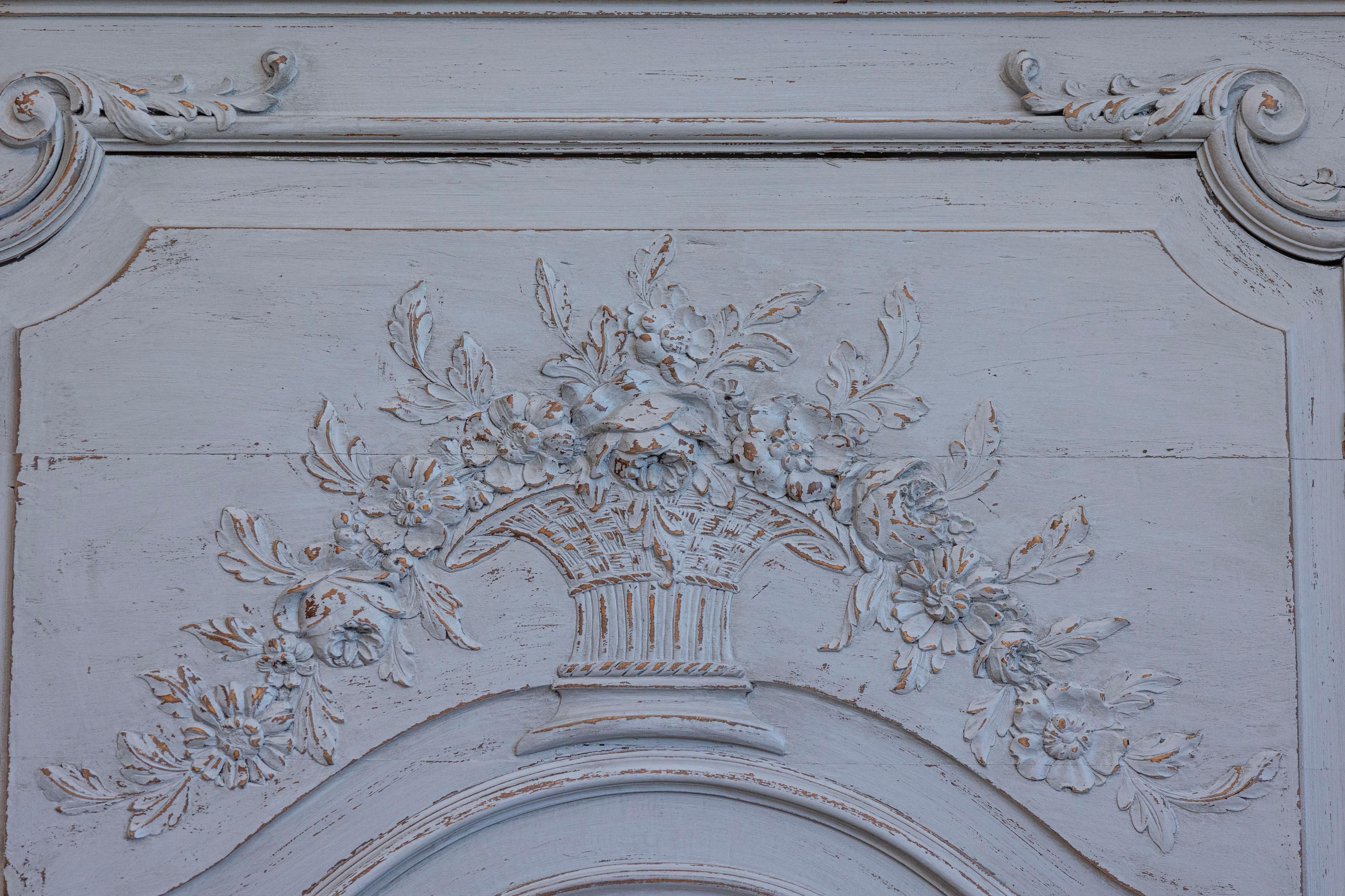 French Louis XV Style Grey Painted Trumeau Mirror with Carved Floral Decor In Good Condition For Sale In Atlanta, GA