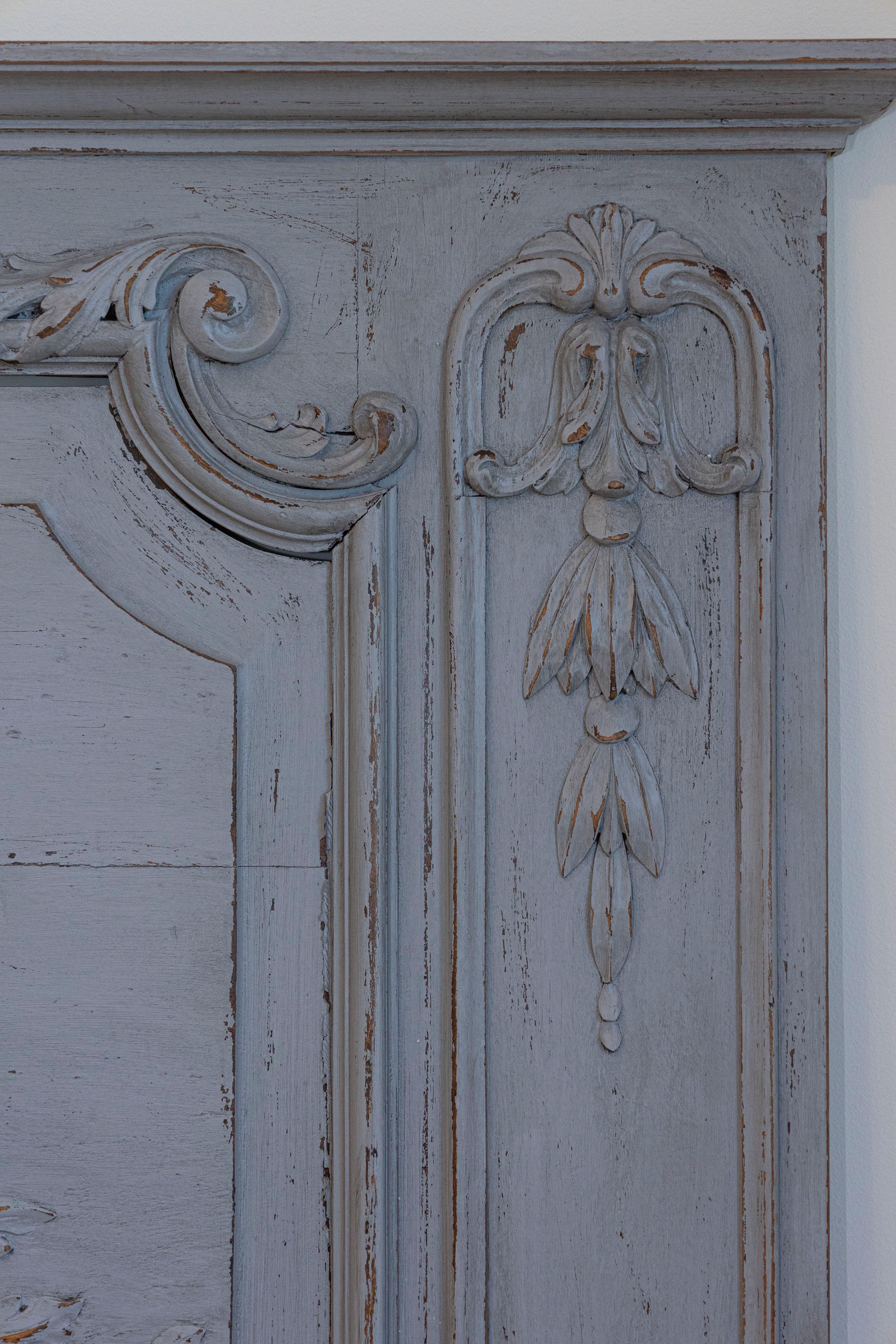 20th Century French Louis XV Style Grey Painted Trumeau Mirror with Carved Floral Decor For Sale