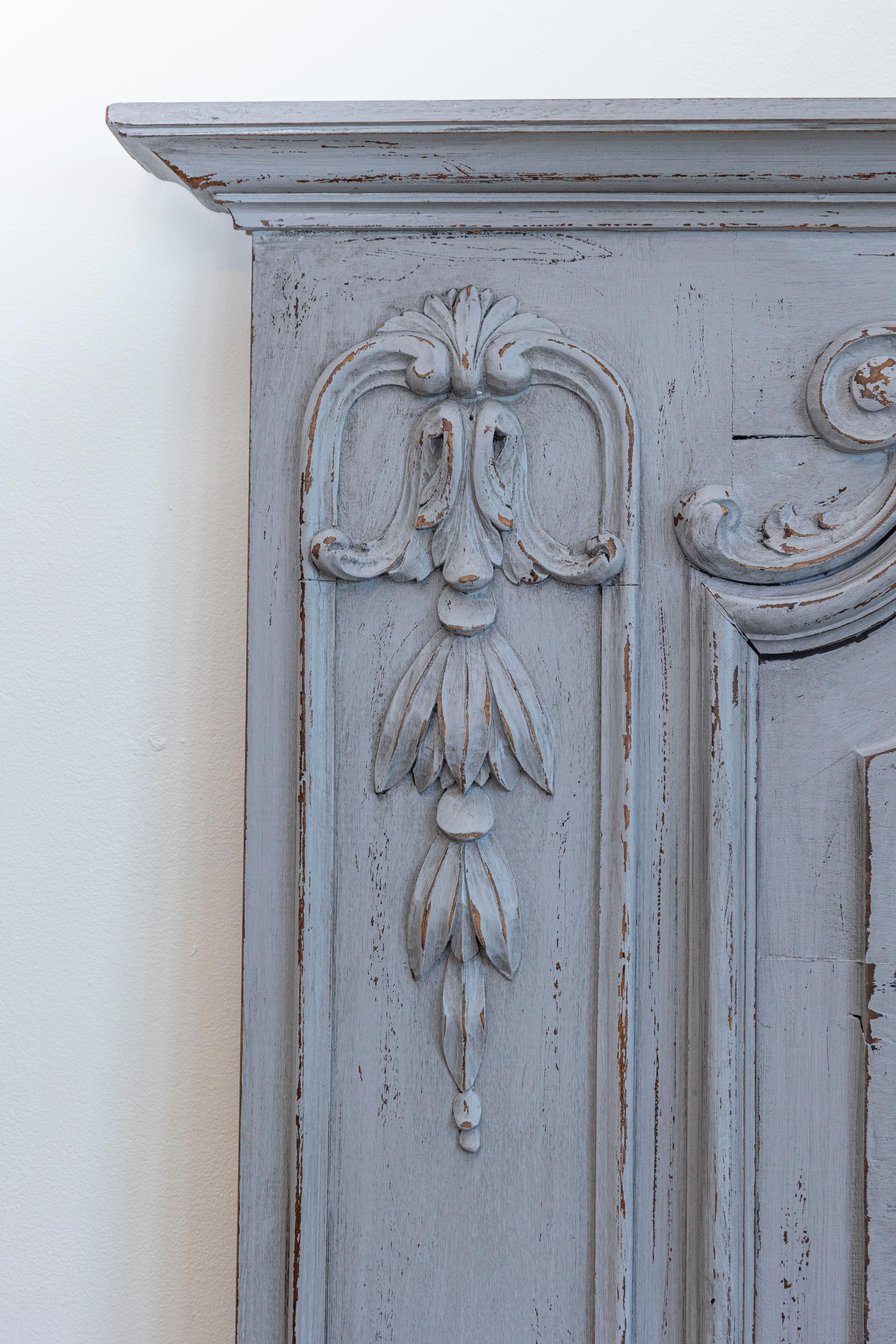 French Louis XV Style Grey Painted Trumeau Mirror with Carved Floral Decor For Sale 1