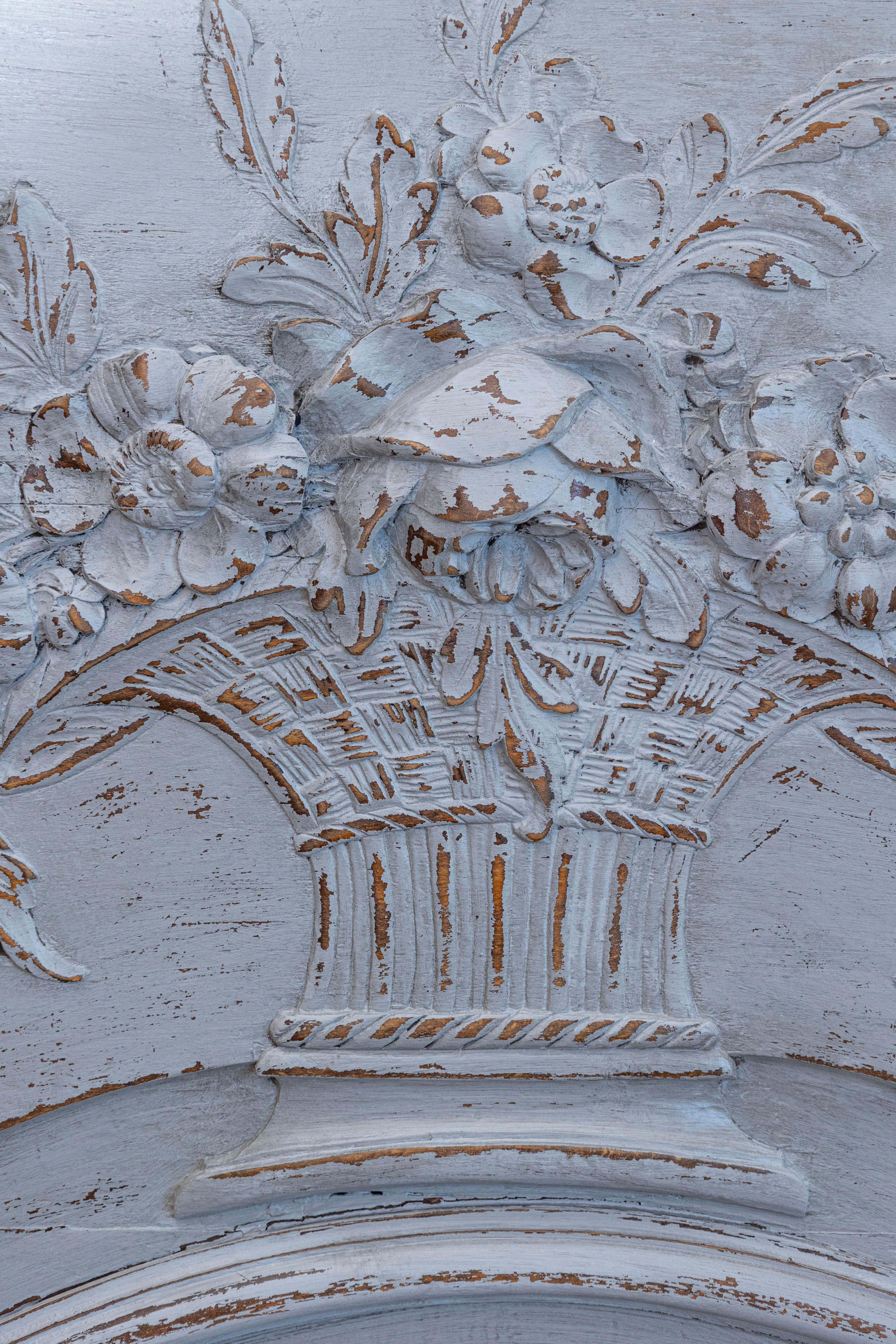 French Louis XV Style Grey Painted Trumeau Mirror with Carved Floral Decor For Sale 2