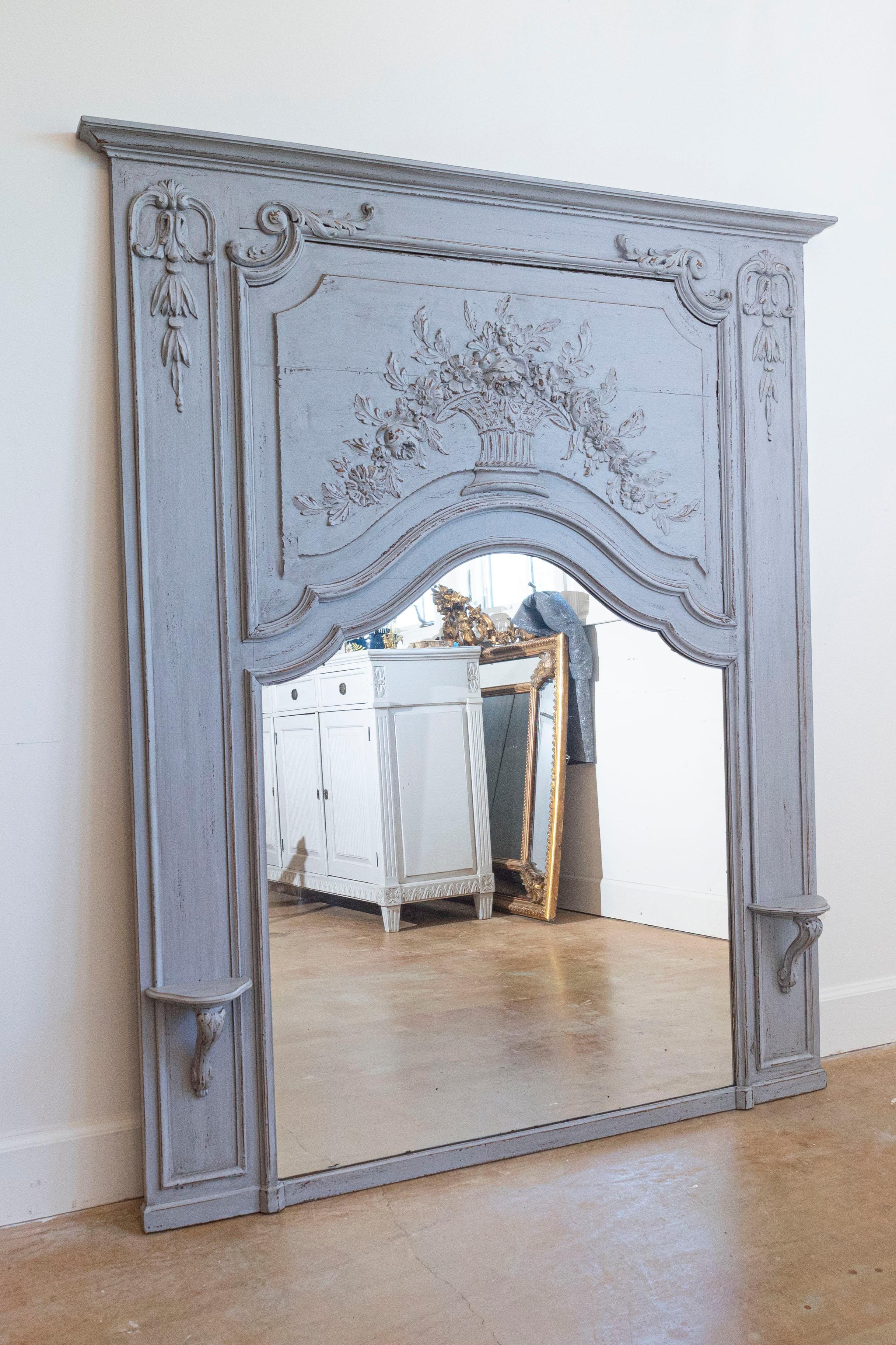 French Louis XV Style Grey Painted Trumeau Mirror with Carved Floral Decor For Sale 4