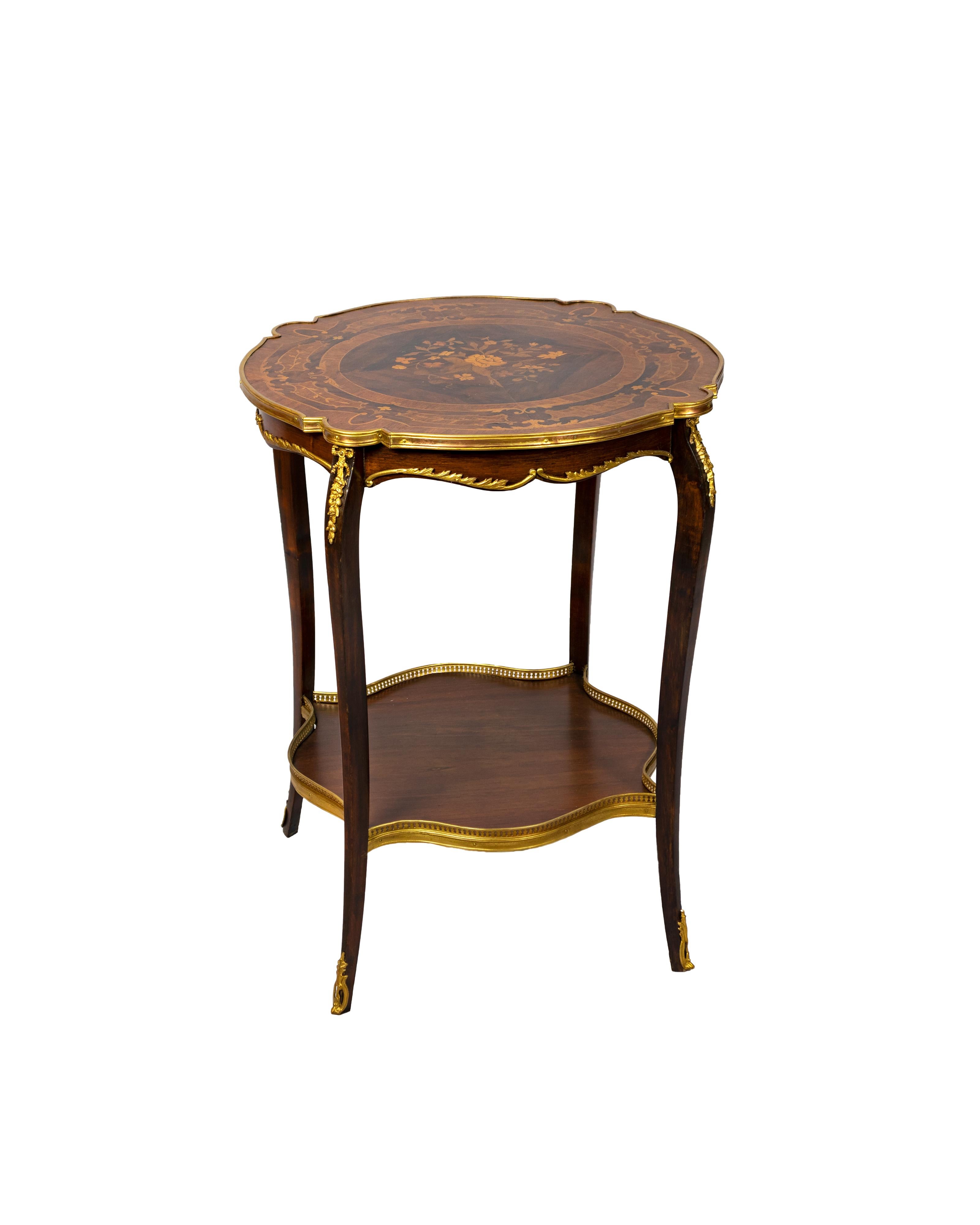 Table d'appoint en guéridon de style Louis XV français du XIXe siècle, avec des montures en bronze, de la marqueterie et d'élégants pieds en cabriole.

Cette table guéridon raffinée reprend les lignes gracieuses et les détails ornementaux du style