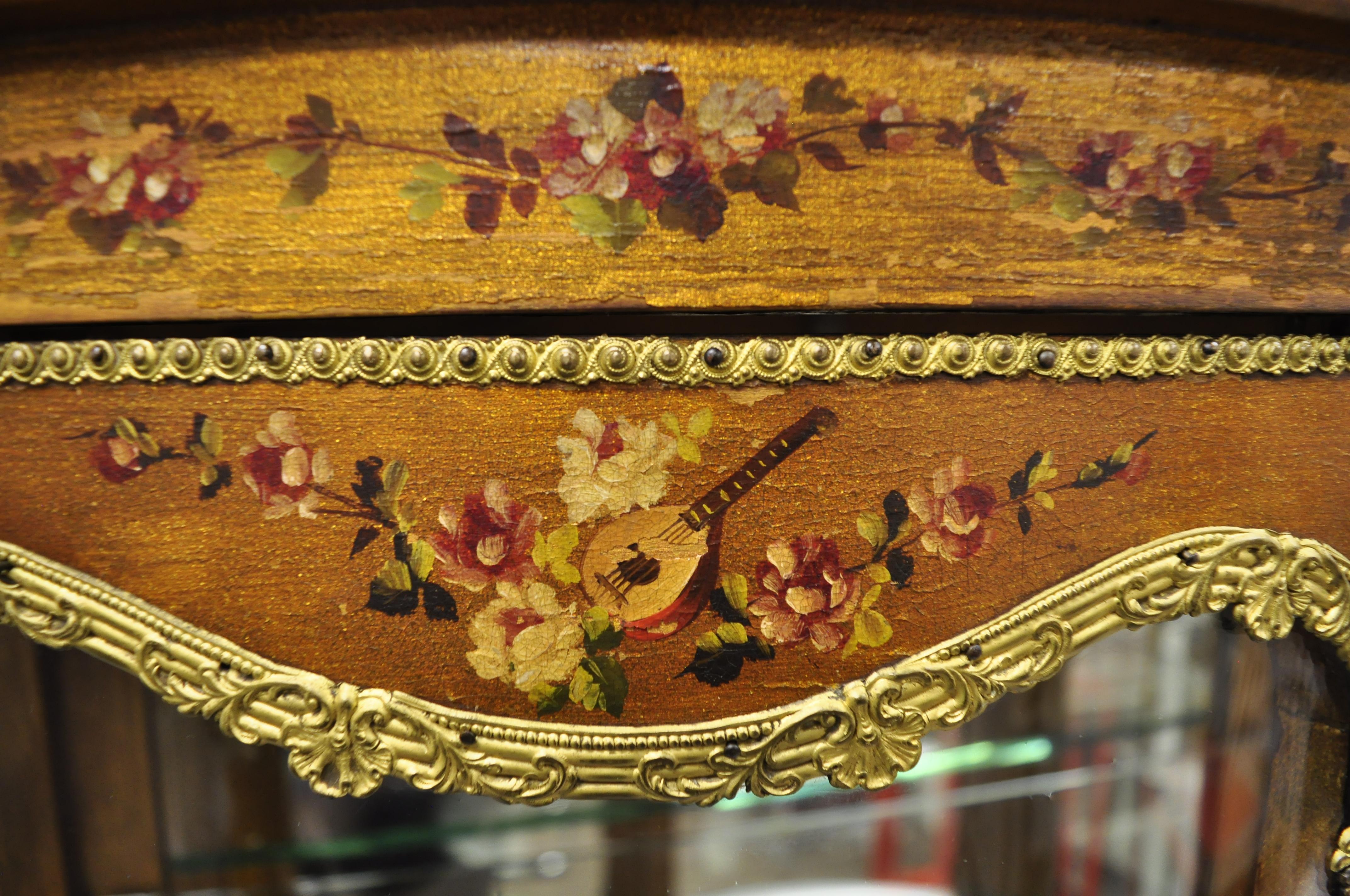 French Louis XV Style Hand Painted Vernis Martin Vitrine China Cabinet Curio im Zustand „Gut“ in Philadelphia, PA