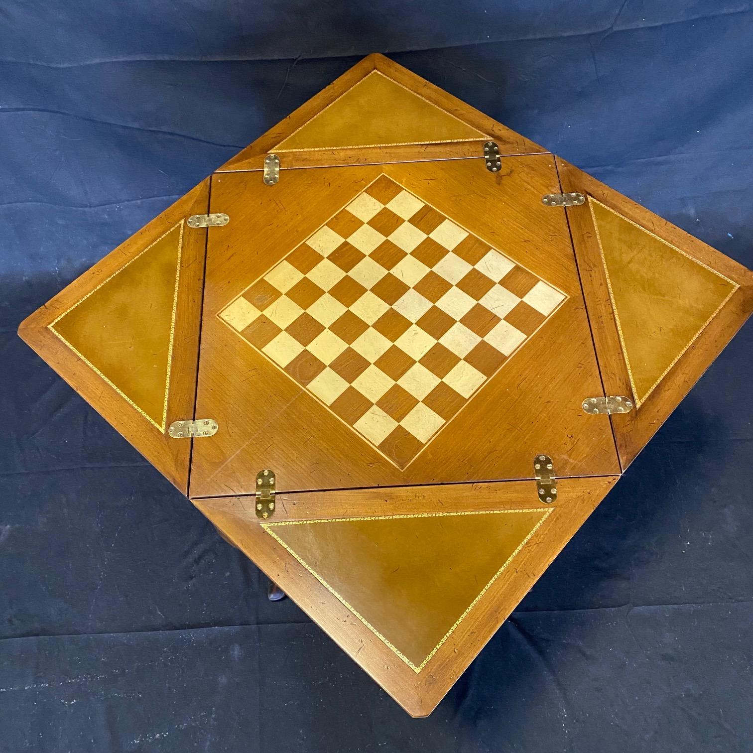 Milieu du XXe siècle  Table de jeu pliante française de style Louis XV à mouchoir à main  en vente