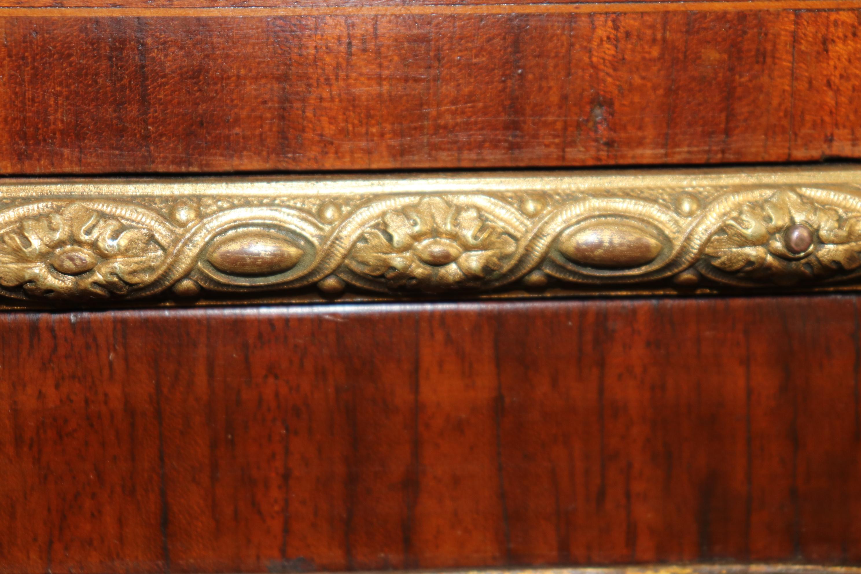 Commode francese in stile Luigi XV intarsiato e in bronzo di Roger Vandercruse Lacroix in vendita 7