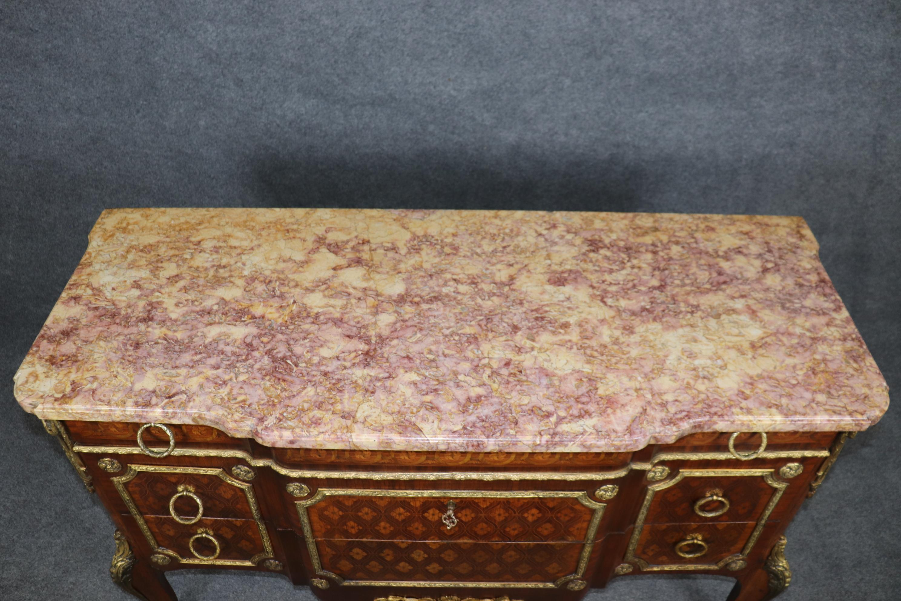 Commode francese in stile Luigi XV intarsiato e in bronzo di Roger Vandercruse Lacroix In condizioni buone in vendita a Swedesboro, NJ