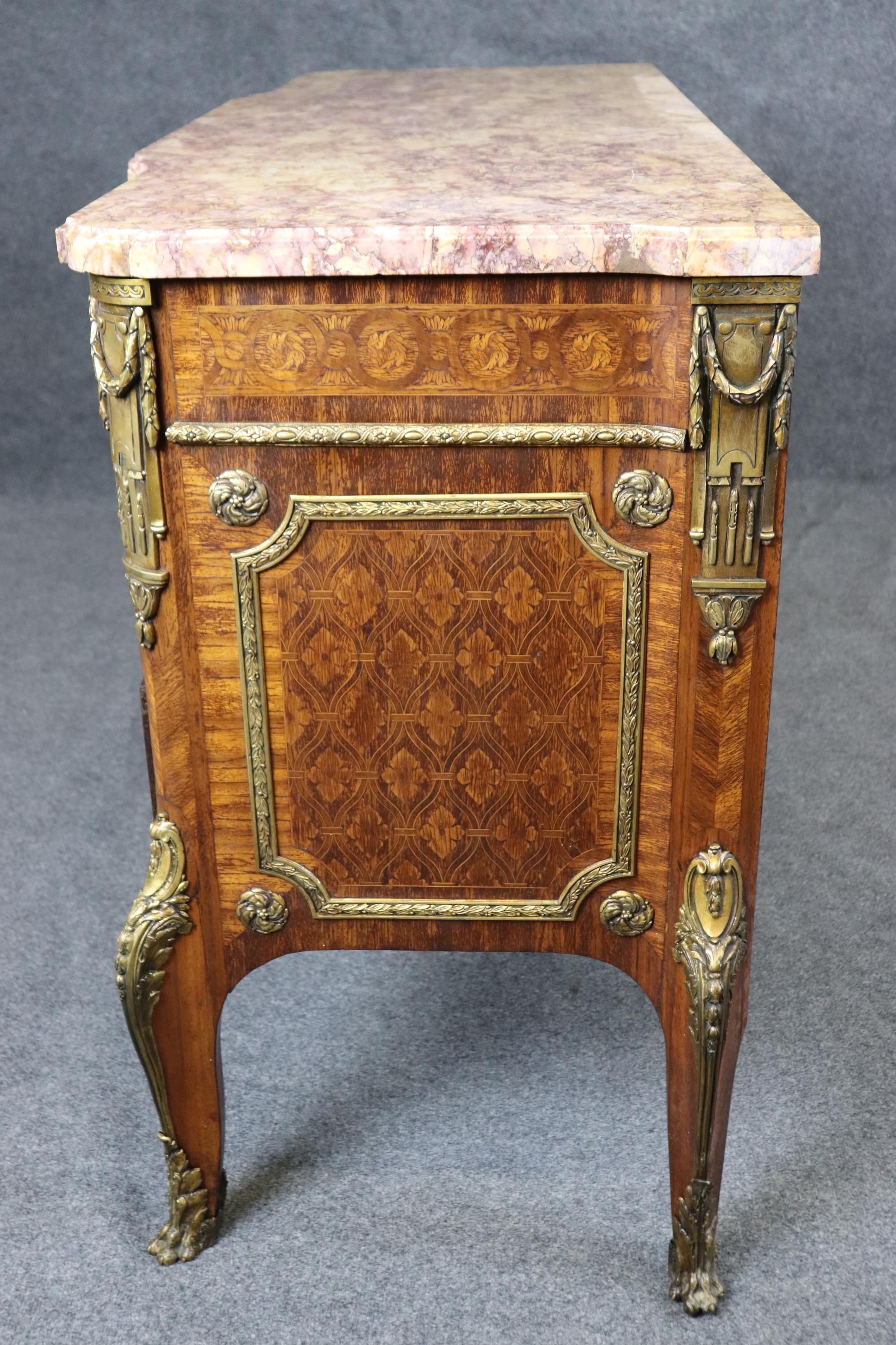 Metà XX secolo Commode francese in stile Luigi XV intarsiato e in bronzo di Roger Vandercruse Lacroix in vendita