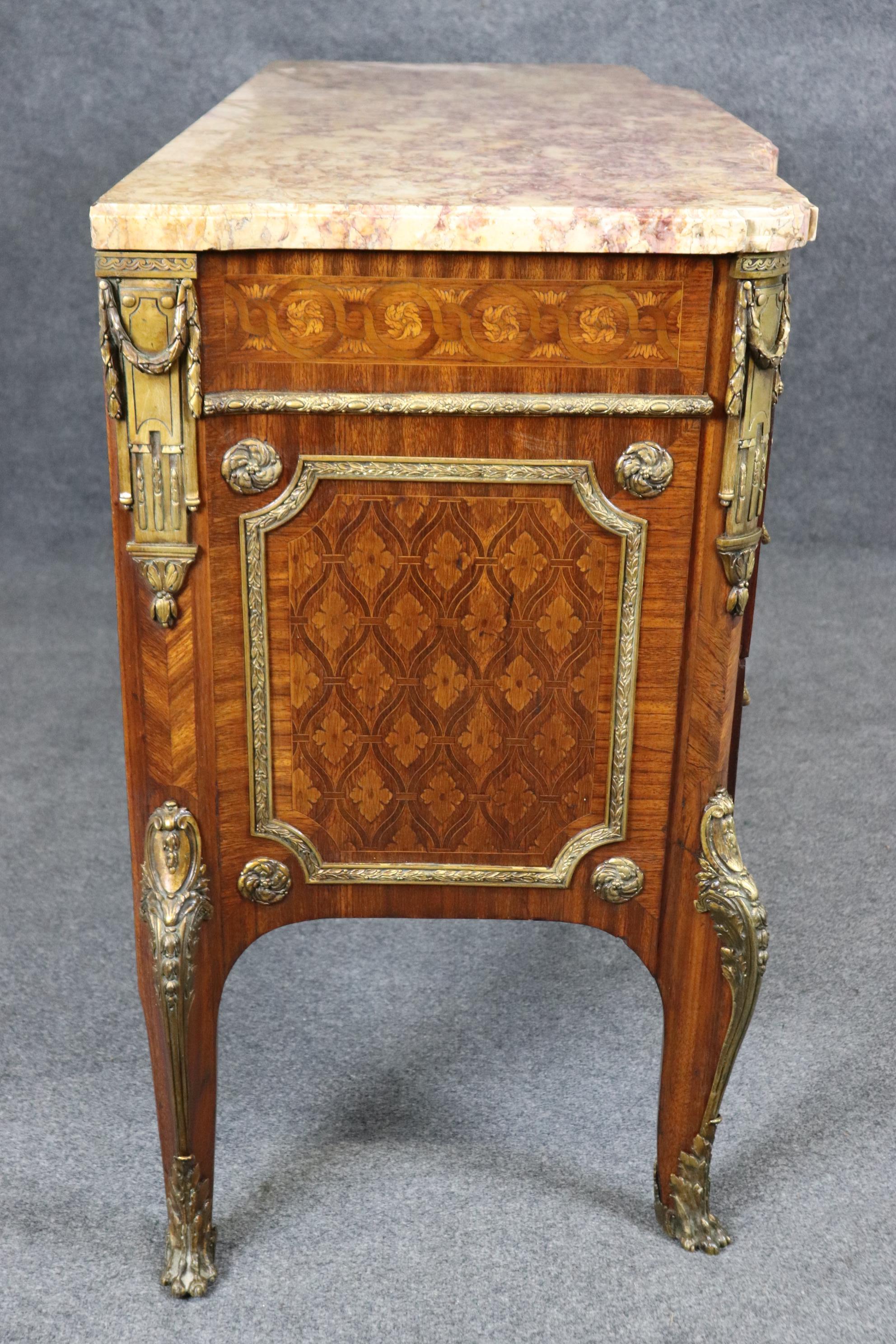 Bronzo Commode francese in stile Luigi XV intarsiato e in bronzo di Roger Vandercruse Lacroix in vendita