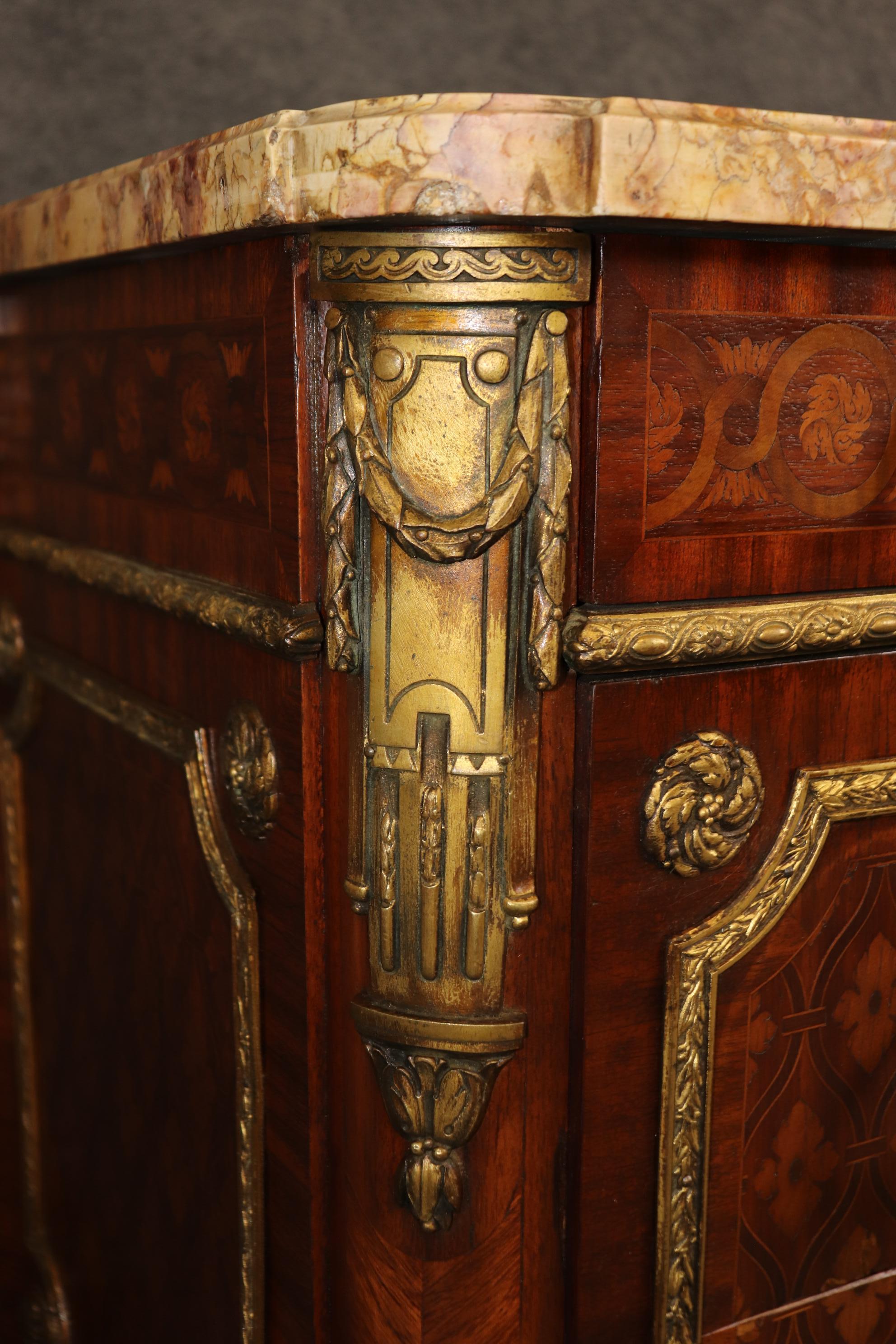 Commode francese in stile Luigi XV intarsiato e in bronzo di Roger Vandercruse Lacroix in vendita 2