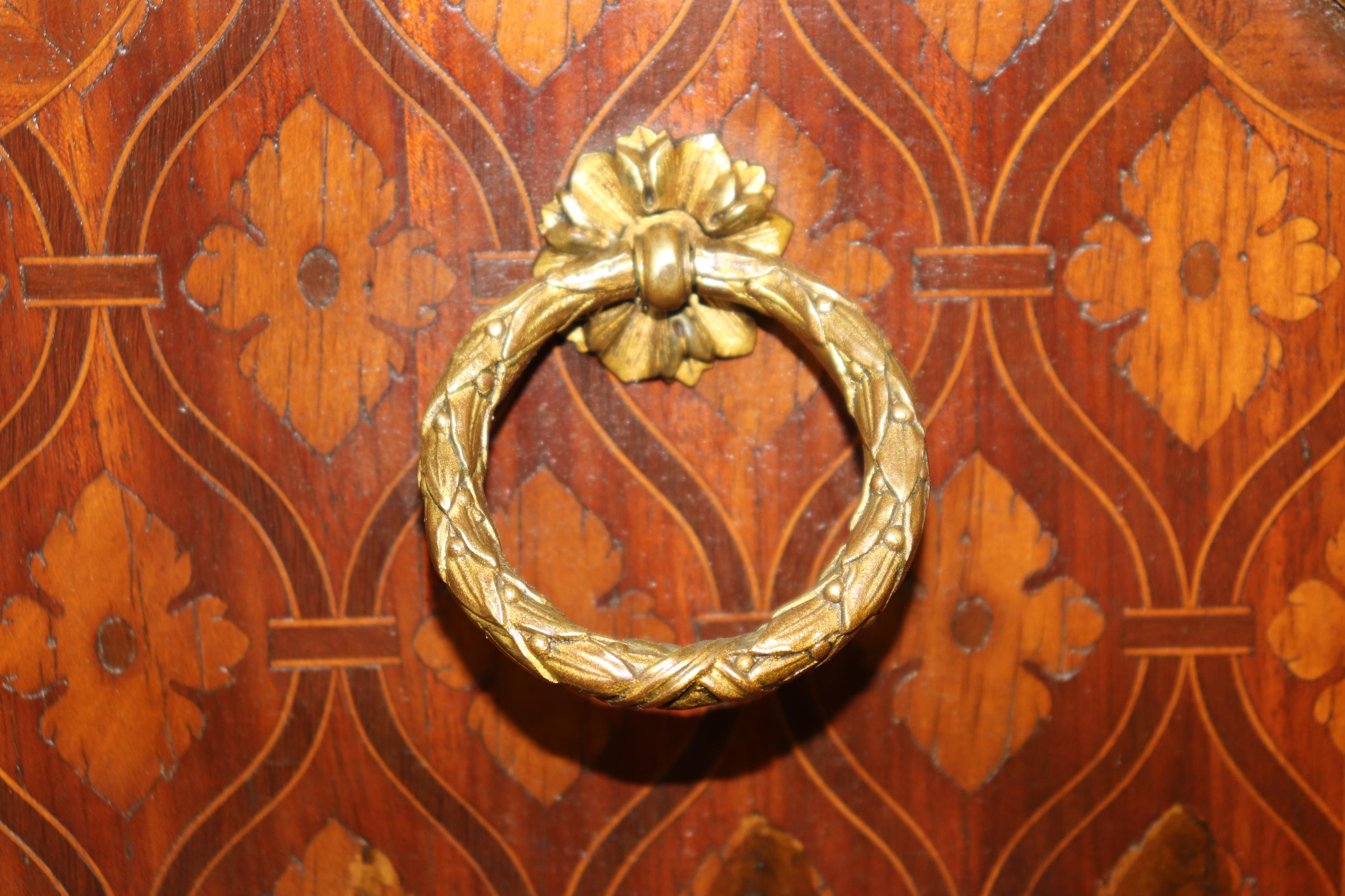 Commode francese in stile Luigi XV intarsiato e in bronzo di Roger Vandercruse Lacroix in vendita 4