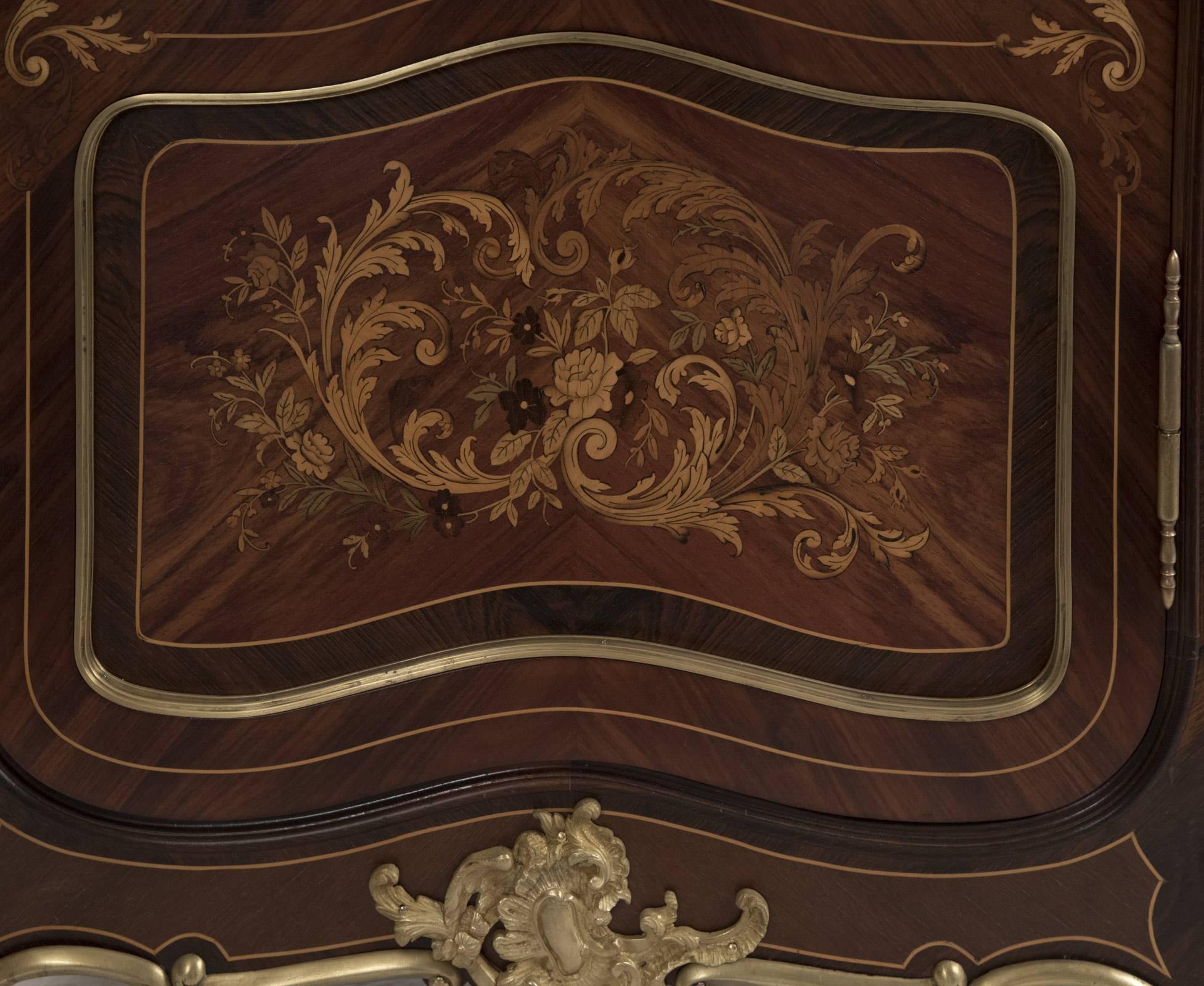 Vitrina francesa estilo Luis XV con incrustaciones y montada en ormolu siglo XIX en venta