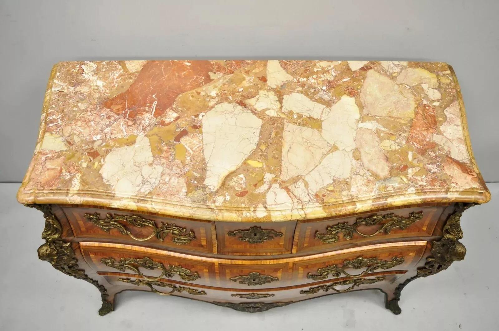 Comò francese in stile Luigi XV con piano in marmo intarsiato e figure in bronzo. L'articolo è caratterizzato da splendidi intarsi, ferramenta in bronzo, facce maschili e femminili in bronzo, piano in marmo rogue sagomato con bordi smussati,