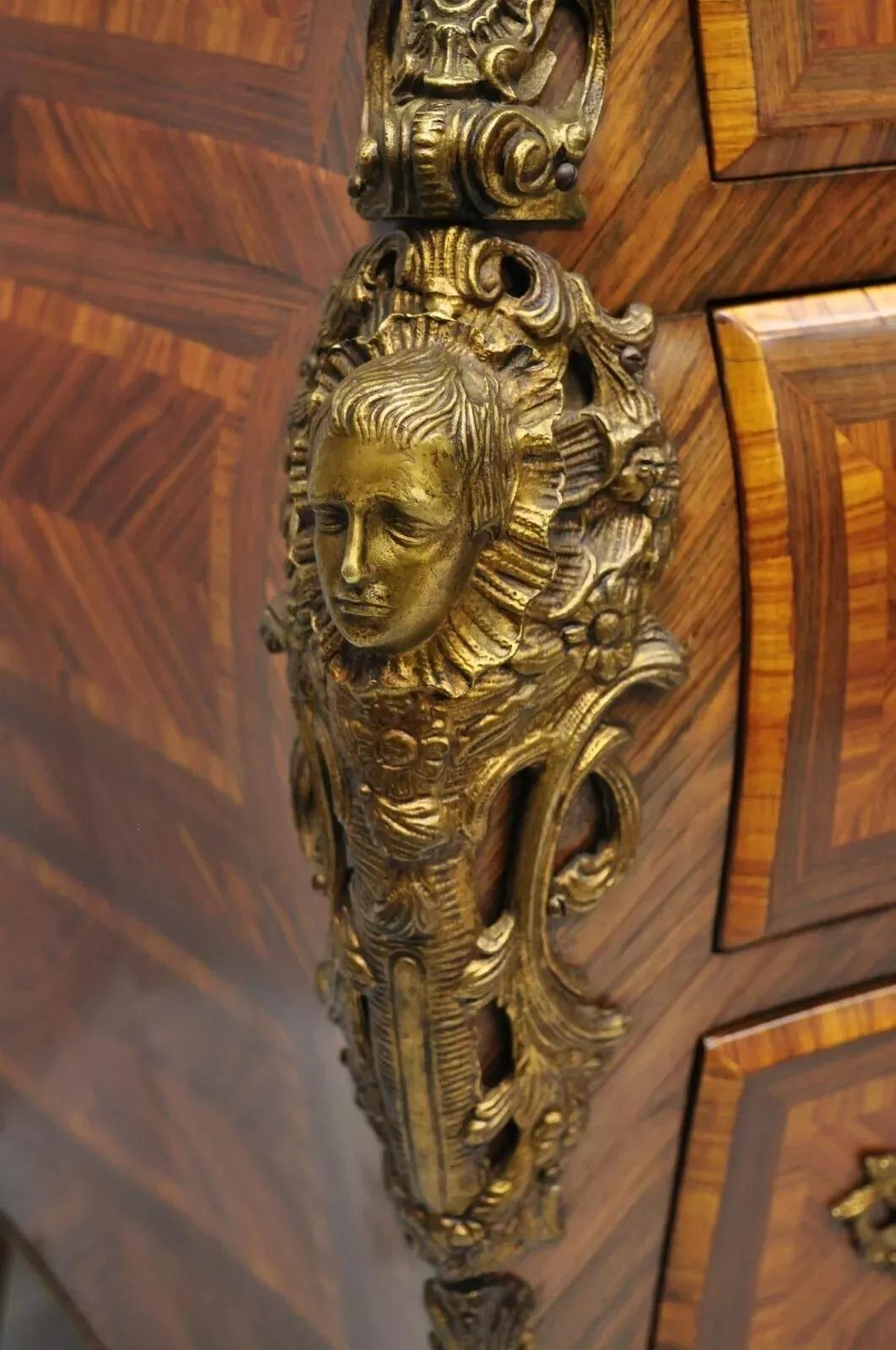 Comò francese in stile Luigi XV con piano in marmo intarsiato e figure in bronzo In condizioni buone in vendita a Philadelphia, PA