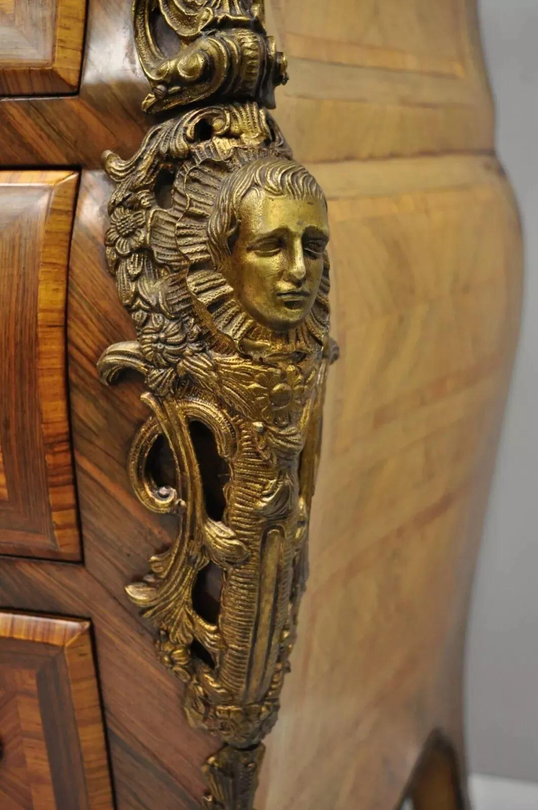 Bronzo Comò francese in stile Luigi XV con piano in marmo intarsiato e figure in bronzo in vendita