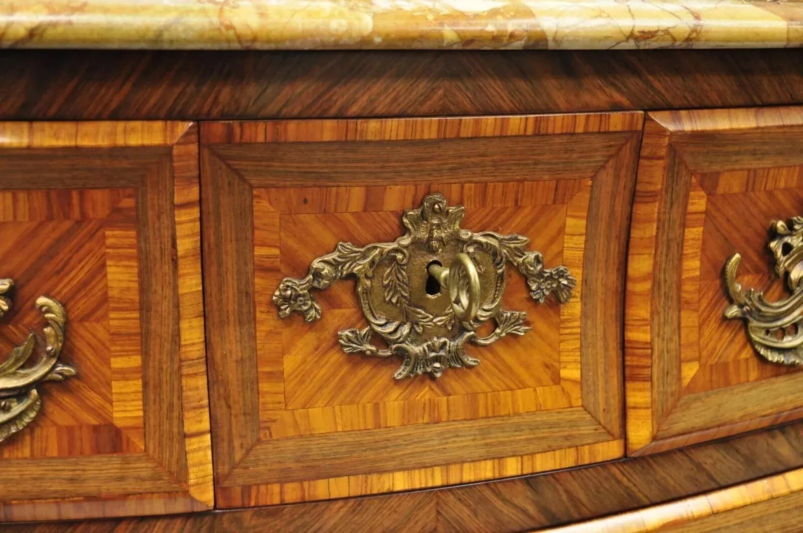Comò francese in stile Luigi XV con piano in marmo intarsiato e figure in bronzo in vendita 3