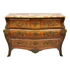 Commode bombée de style Louis XV à dessus en marbre incrusté avec figures en bronze