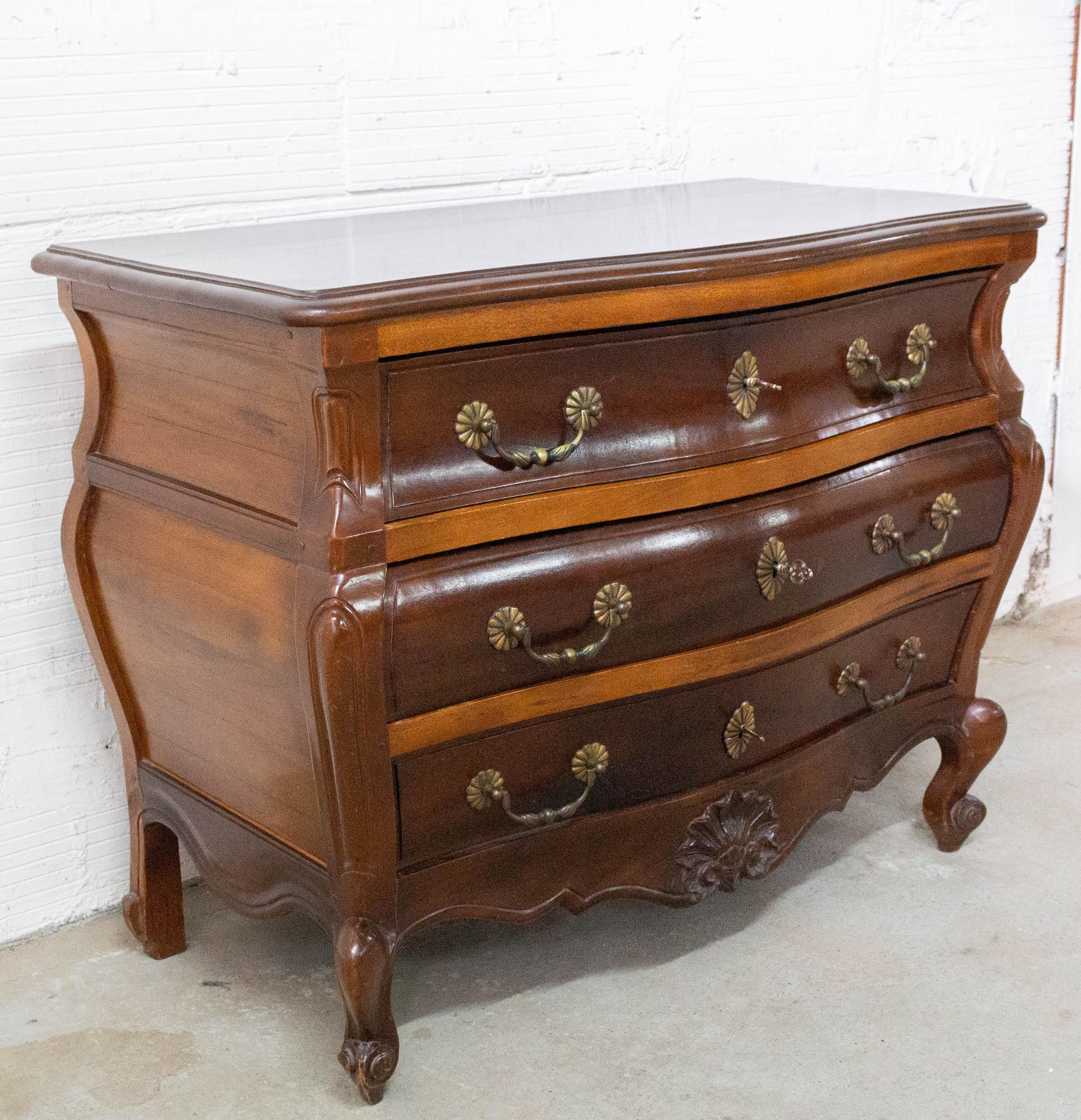 Commode in the Louis XV style, French chest of drawers, circa 1950
Iroko wood
Good condition

Measures: Shipping L 105/P 45/H 82 cm 51 kg.