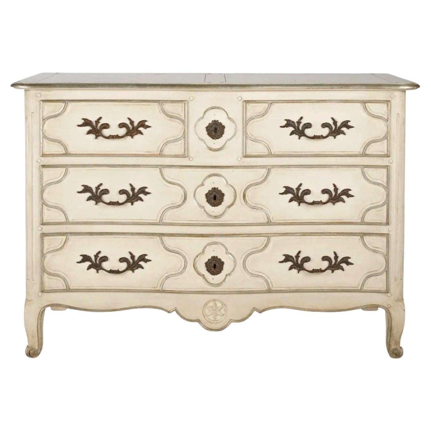 Elfenbeinfarbene Kommode im Louis-XV-Stil von Baker Furniture Co.